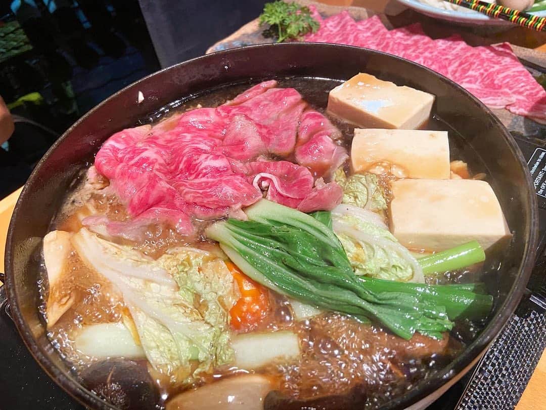 荒尾茉紀のインスタグラム：「日本に帰国し…… たわけではなく、シドニーの日本食レストラン✨オーナーの東さんは、かつてUMKのオーストラリア取材に協力して下さった方なんです❗️ご一緒させて頂いたご夫婦からも良い刺激を沢山もらい、お腹も心もたっぷり満たされる夕食でした😊ご縁に感謝🙇‍♀️改めて、良いことも悪いことも含め、この生活を思いっきり楽しむぞーと思います😆🎶 ※なぜか1度目の投稿が消えました…ごめんなさい💦 #sydney #japanesefood #azuma #留学 #ご縁に感謝❤️」
