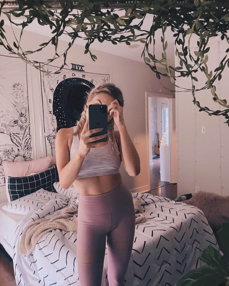 Kalyn Nicholsonのインスタグラム：「this entire post is me hitting snooze on going to the gym so if you also wished you could have crawled back into bed this morning know you are not alone and Tuesday is weakkk in the roar of our yawns.  But also definite naps we shall take later.」