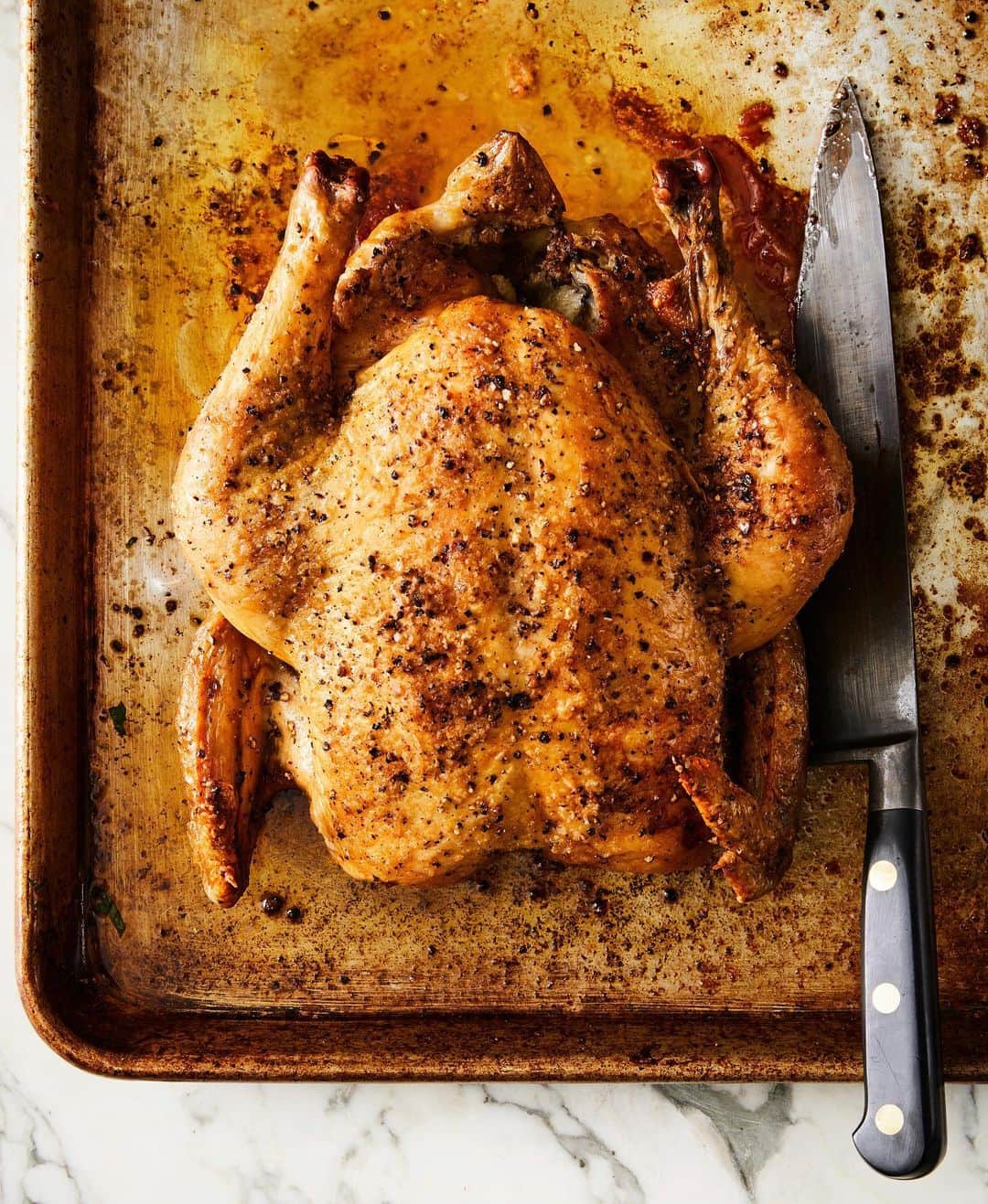 レイチェル・レイさんのインスタグラム写真 - (レイチェル・レイInstagram)「#ChickTricks 🐓Jacques Pépin's is the best one ever, so I riffed on it for this issue of #RRInSeason. Cooking the chicken on it's side and flipping it halfway helps make the breast meat juicier and exposes the back and dark meat more evenly to the heat of the oven 🤓👍⁠ @rachaelraymag」1月29日 4時24分 - rachaelray