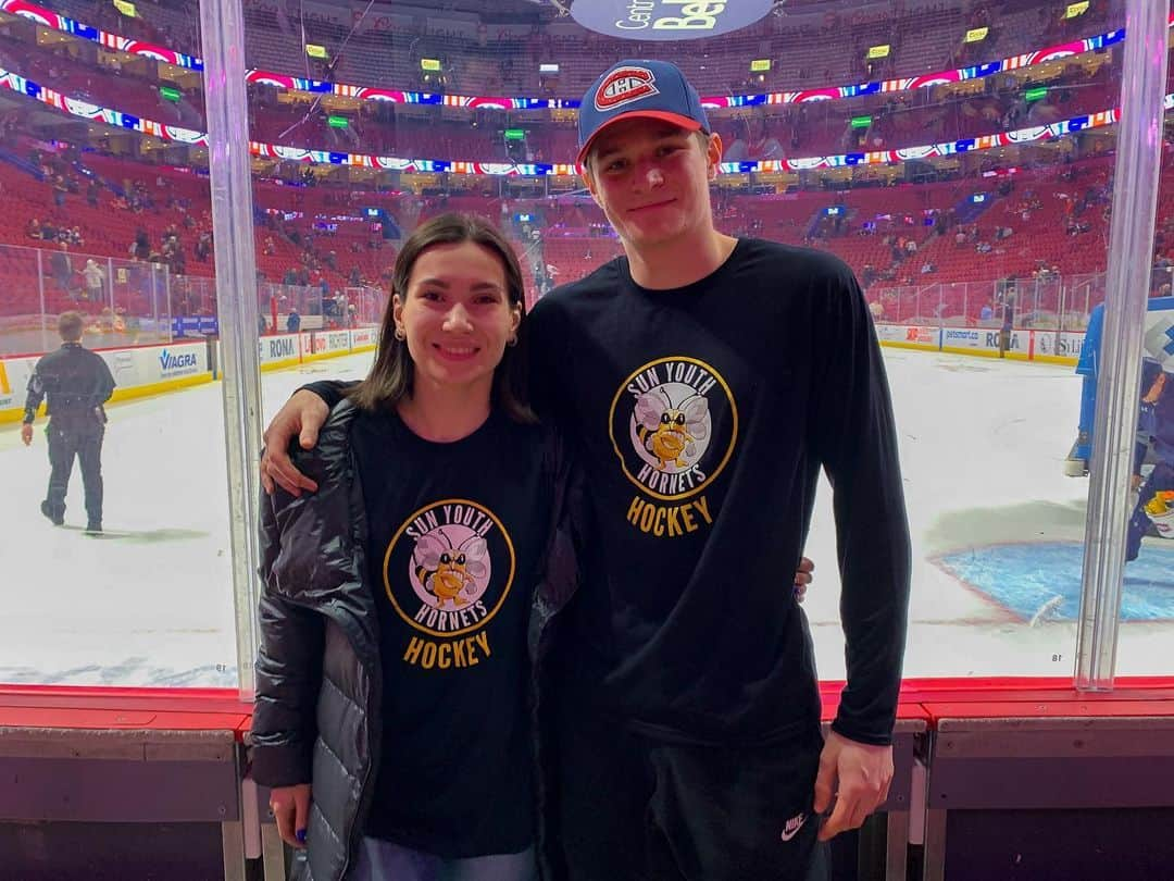 Mark Bardeiさんのインスタグラム写真 - (Mark BardeiInstagram)「We had a great time with @karyna_bardei  Big shout out to @jeunesseausoleilsunyouth for the tickets ;) It’s a big pleasure to help growing hockey among youngsters and their families. For those who new in the country or having difficulty to afford the equipment or just don't know where to start! We are here for you with @jeunesseausoleilsunyouth trying to bring happiness and love to the game of hockey!  #sunyouth #sunyouthhockey #powerskating #hockeycanada #montrealcanadiens #vs #washingtoncapitals」1月29日 4時25分 - ___mark_bardei___