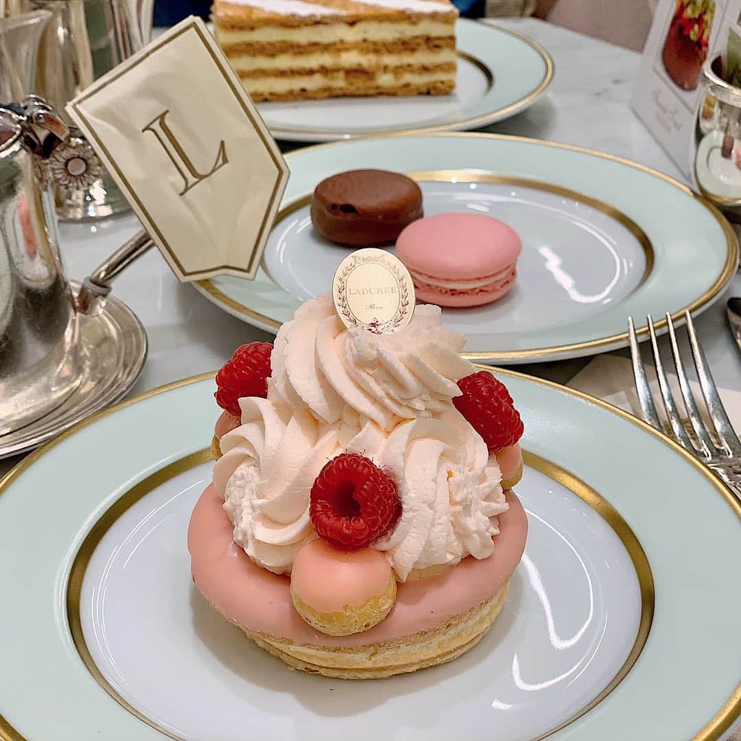 和多田藍のインスタグラム：「Dubai Sweets🧁🍨🍰💗﻿ ﻿ #ラデュレ#Ladurée#ドバイモール#Dubaimole﻿ #MagnoliaBakery#マグノリアベーカリー#アンジェリーナ#Angelina#モンブラン#montblanc#yogurtberry#ColdStoneCreamery#コールドストーン#VIVEL#date#デーツ﻿#sweets ﻿ ﻿ #UAE#Dubai#迪拜#春节#ドバイ#ドバイ旅行#旅行#旅游#trip#middleeast#中东#AtlantisThePalm#アトランティスザパーム」