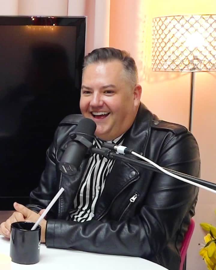 のインスタグラム：「Ross Mathews tells us about his time on The View, almost becoming a host, and what went wrong with Barbara Walters (and more!) on today’s new Juicy Scoop! Have you listened? What was your favorite #NameDrop story?」