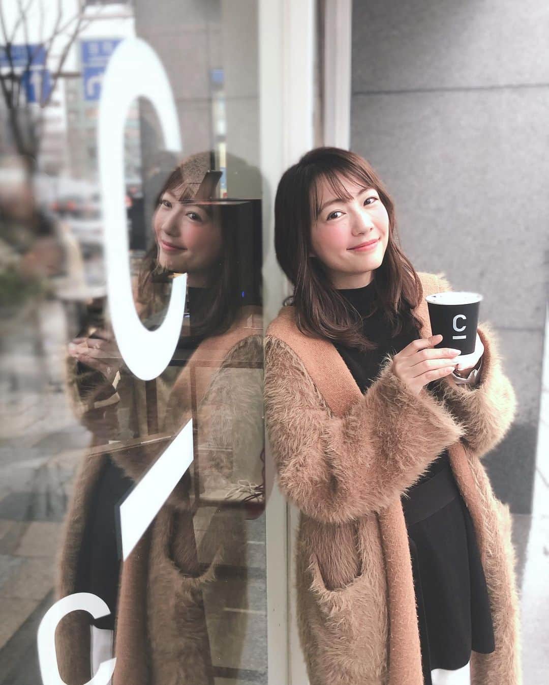 うえむらちかのインスタグラム：「C COFFEE STANDからご招待いただき❤︎﻿ ﻿ 表参道SIDEで開催されているポップアップカフェ﻿ 「C COFFEE STAND」で行われた﻿ ﻿ 1/28に発売したばかりの﻿ チャコールクレンズができるコーヒー﻿ 「C COFFEE」@c_coffee_official﻿ ﻿ のローンチイベントに行ってきました☕️﻿ ﻿ ﻿ 「C COFFEE」の「C」は﻿ #CHARCOAL （炭）の「C」﻿ ﻿ ブラジル産100%のコーヒ豆に﻿ クレンズ効果がある国産の赤松炭・竹炭が加えられており﻿ 更に脂質代謝を高めて素早くエネルギーに変えるMCTオイルも配合された﻿ ﻿ まさに美容の為のコーヒー☕️❤︎﻿ ﻿ ﻿ 芳醇な香りと旨みのある「C COFFEE」﻿ 私はラテで飲ませていただいたんですが﻿ さっぱりしていて飲みやすいので﻿ 朝起きた時や、仕事終わりに飲むと気持ちまでスッキリさせてくれそうだなと思いました☀️﻿ ﻿ シックなパッケージデザインと﻿ ブラントキャラクターを務める、Niki＆田辺莉咲子さんの美BODYを堪能できる広告にも注目です✨﻿ ﻿ ﻿ お店にはスマホと連動してプリントできる﻿ 最新の #ラテアート マシーンが設置されていて﻿ 一緒に行った #カープ女子 のちほちゃんと﻿ #たった今このAKAの子舞いたった﻿ をプリントして遊んでしまいました笑﻿ （☞swipeしてね）﻿ ﻿ 大都会でなにをやってるんだ🤣﻿ ﻿ なんの写真でもプリントできるので﻿ 是非遊びに行ってみてください❤︎﻿ ﻿ 無料で「C COFFEE」が飲める﻿ ポップアップカフェは﻿ 1/31 16:00まで☟﻿ ﻿ ☕️C COFFEE STAND﻿ 表参道SIDE﻿ 東京都港区北青山３丁目６−１９﻿ ﻿ ﻿ #C_COFFEE﻿ #チャコールクレンズ #チャコールコーヒー﻿ #無理せずキレイ #炭 #コーヒー﻿ #美容 #Niki #田辺莉咲子﻿ #アイドラ #IDLMs. #COFFEE #DIET ﻿ #頑張らない #ダイエット﻿ #チャコールコーヒーダイエット﻿ #チャコール #デトックス #クレンズ﻿ #ファスティング #コーヒーのある暮らし﻿ #コーヒー好きな人と繋がりたい﻿ #おしゃれさんと繋がりたい﻿ #おしゃれ」