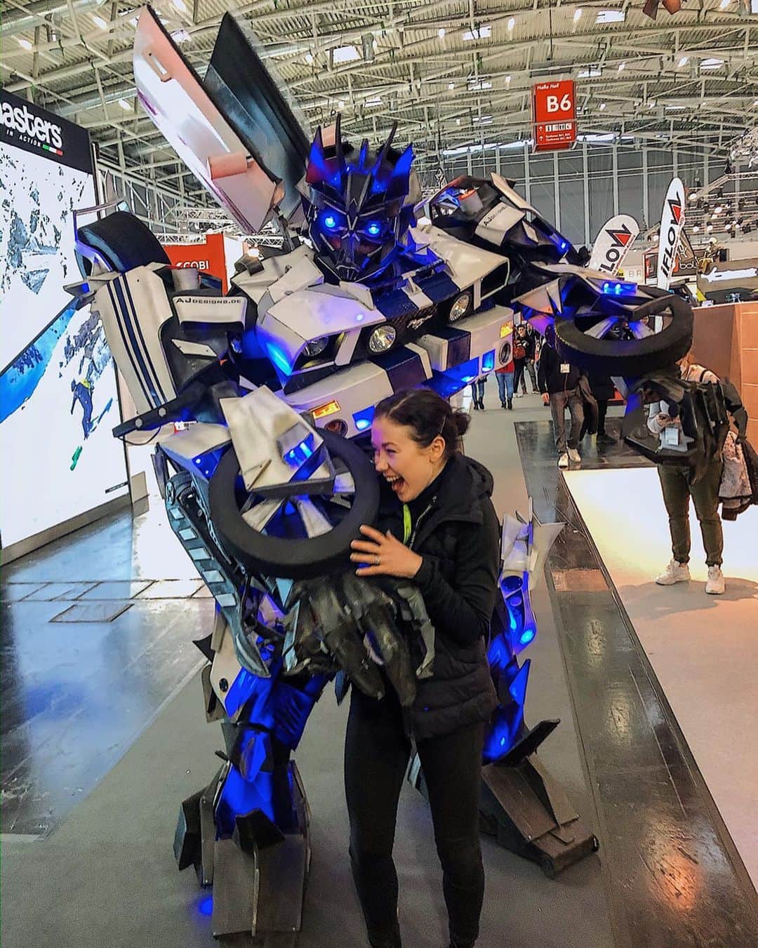 ラウラ・レピストのインスタグラム：「Tried to pose but failed.✌🏼😂🤖 #kuumotus」