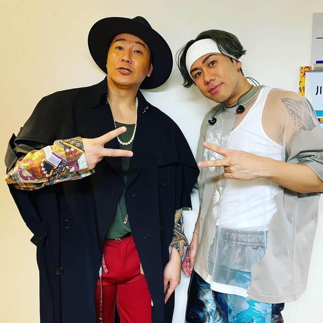 長田庄平のインスタグラム：「有吉の壁繋がりでまさかの川畑要さんのバースデーライブにサプライズで出させていただきました！ しかも一緒にPIECES OF A DREAM歌わせてもらいました！！ #同じ誕生日 #川畑さんファンに祝ってもらった #最高 #川畑さんの衣装借りたらパツパツ #よく入った #有吉の壁バンザイ #TTシャツプレゼントした #TT兄弟 #1月28日 #CHEMISTRY #川畑要 #チョコレートプラネット #ハッピーバースデー」