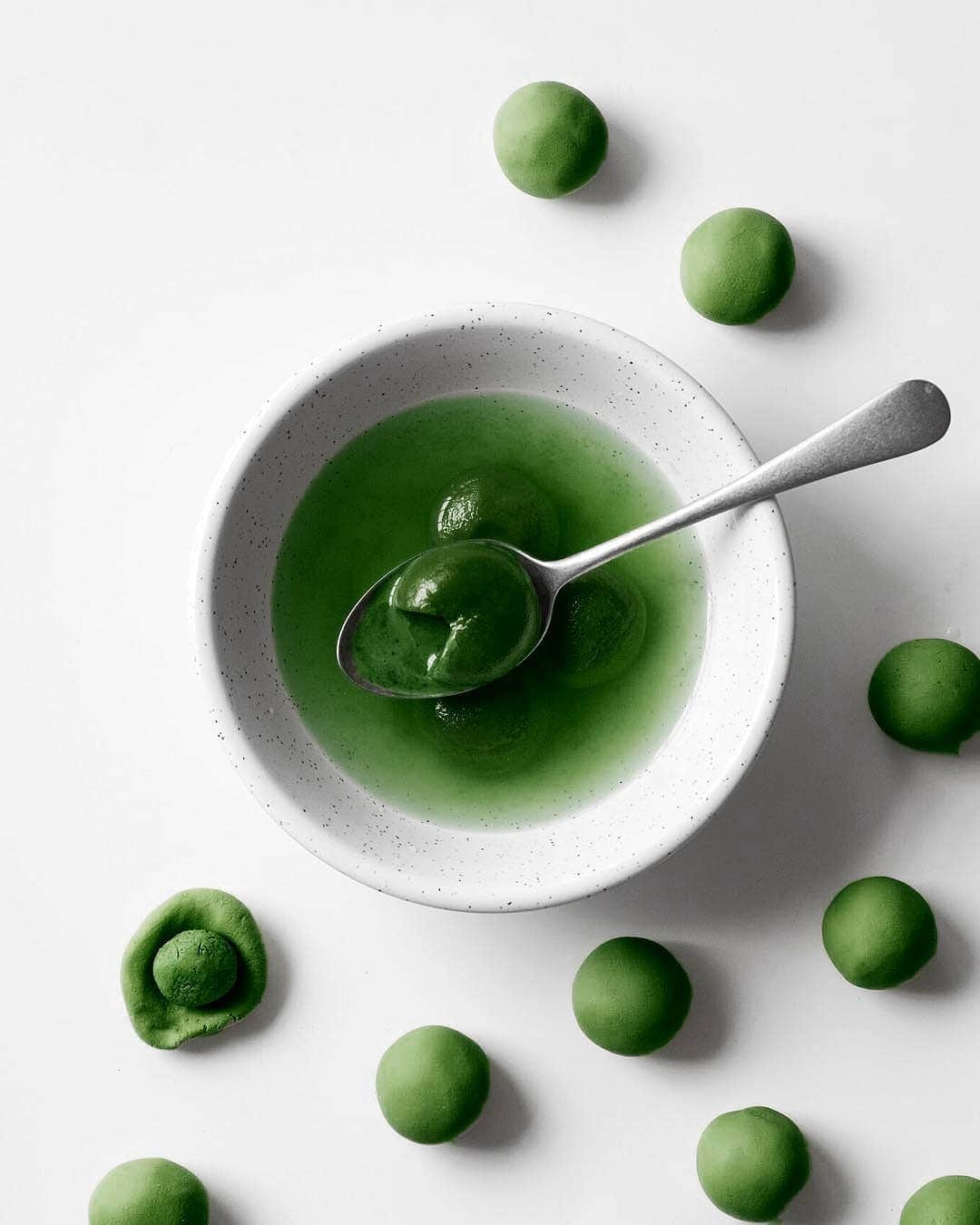 Matchæologist®さんのインスタグラム写真 - (Matchæologist®Instagram)「Tag all your #MatchaMates with whom you’d share this super delicious 😍 #Matcha + White Chocolate #YuanXiao (Glutinous Rice Balls Dessert) 🍵 Special thanks to @_eddy_wang_ for this amazing creation! 📷 . If you are looking to whip up some #matchamazing treats, please check out our Midori™ matcha 🍵 — a perfect matcha grade 🌿 for use in any premium matcha beverages and desserts. . To find out more about our splendid range of artisanal matcha, 🌱 visit Matchaeologist.com . 👉 Click the link in our bio @Matchaeologist . Matchæologist® #Matchaeologist Matchaeologist.com」1月28日 23時03分 - matchaeologist