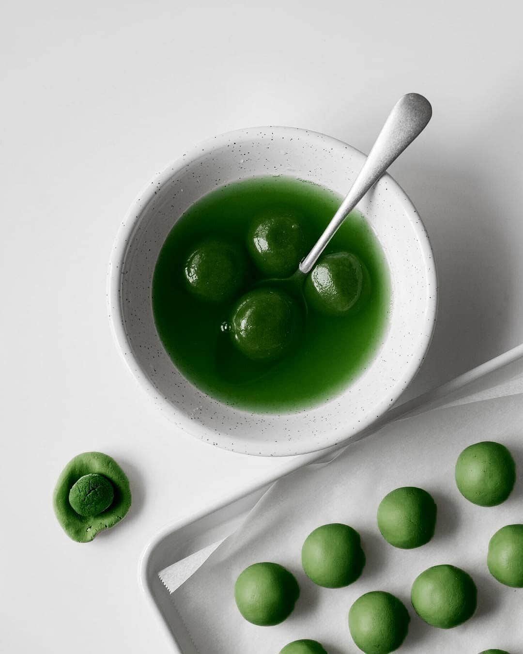Matchæologist®さんのインスタグラム写真 - (Matchæologist®Instagram)「Tag all your #MatchaMates with whom you’d share this super delicious 😍 #Matcha + White Chocolate #YuanXiao (Glutinous Rice Balls Dessert) 🍵 Special thanks to @_eddy_wang_ for this amazing creation! 📷 . If you are looking to whip up some #matchamazing treats, please check out our Midori™ matcha 🍵 — a perfect matcha grade 🌿 for use in any premium matcha beverages and desserts. . To find out more about our splendid range of artisanal matcha, 🌱 visit Matchaeologist.com . 👉 Click the link in our bio @Matchaeologist . Matchæologist® #Matchaeologist Matchaeologist.com」1月28日 23時03分 - matchaeologist