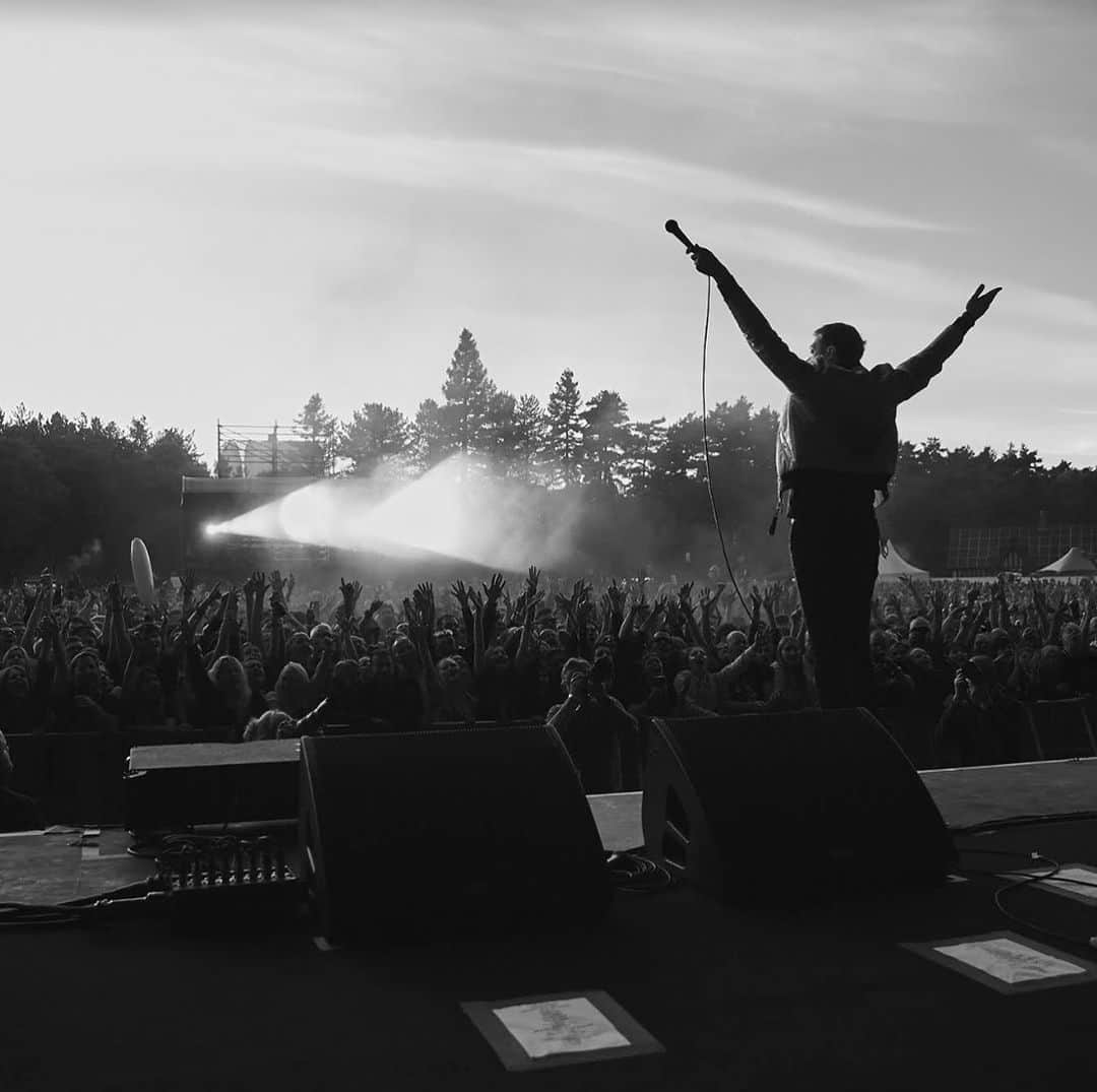 カサビアンのインスタグラム：「Thetford Forest 2018 📷: @neil_bedford」