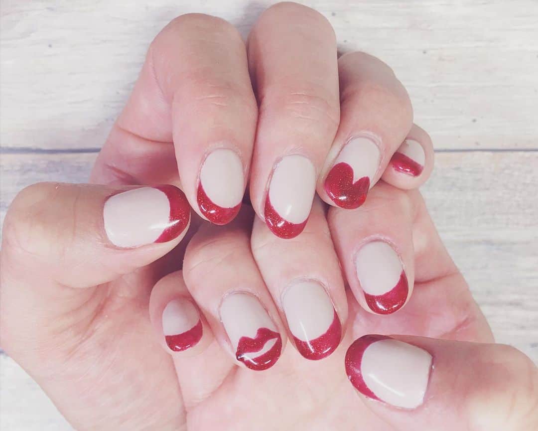 新田恵海さんのインスタグラム写真 - (新田恵海Instagram)「バレンタインも近いので、LOVE❣️な感じのネイルにしました💅  赤ラメのフレンチ❤️💋✨ #nails」1月28日 23時05分 - tnstagram1210