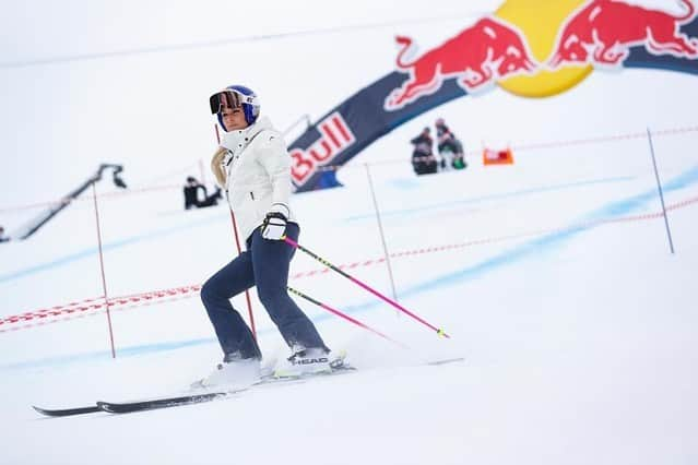 リンゼイ・ボンさんのインスタグラム写真 - (リンゼイ・ボンInstagram)「Experiencing the greatest ski race in the world in person is something I have always wanted to do. Even though I never got a chance to actually ski the “Streif,” my dear friend @asvindal gave me as close of a look as I could get... and even a quick 10 second race. Thank you Aksel and @redbull for this incredible experience. It made me SO happy and I am grateful for the opportunity. Also, very impressed with your skills @patrickdempsey. Now let’s race cars guys! #adrenalinejunkies」1月28日 23時06分 - lindseyvonn