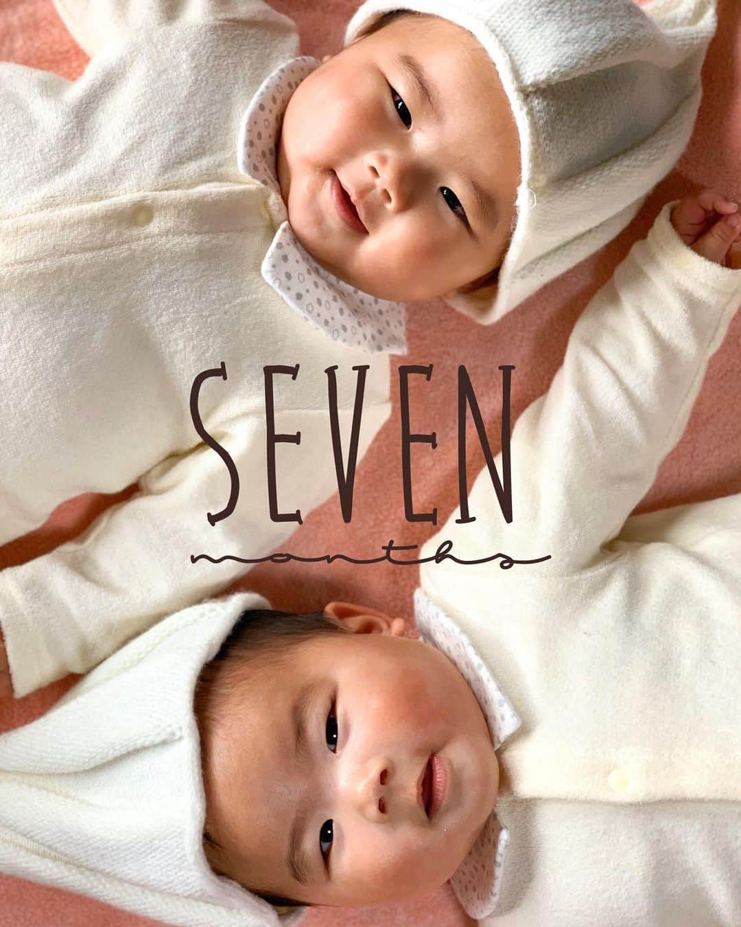 前田阿希子さんのインスタグラム写真 - (前田阿希子Instagram)「おめでとう、７ヶ月。 双子で１ヶ月早く生まれたはずが何だったら成長曲線常上限。 おもちちゃんたちめ。  #双子 #７ヶ月 #ままのて #離乳食の卵っていつ始めたらいいんでしょうか？」1月28日 23時07分 - akiko_1206