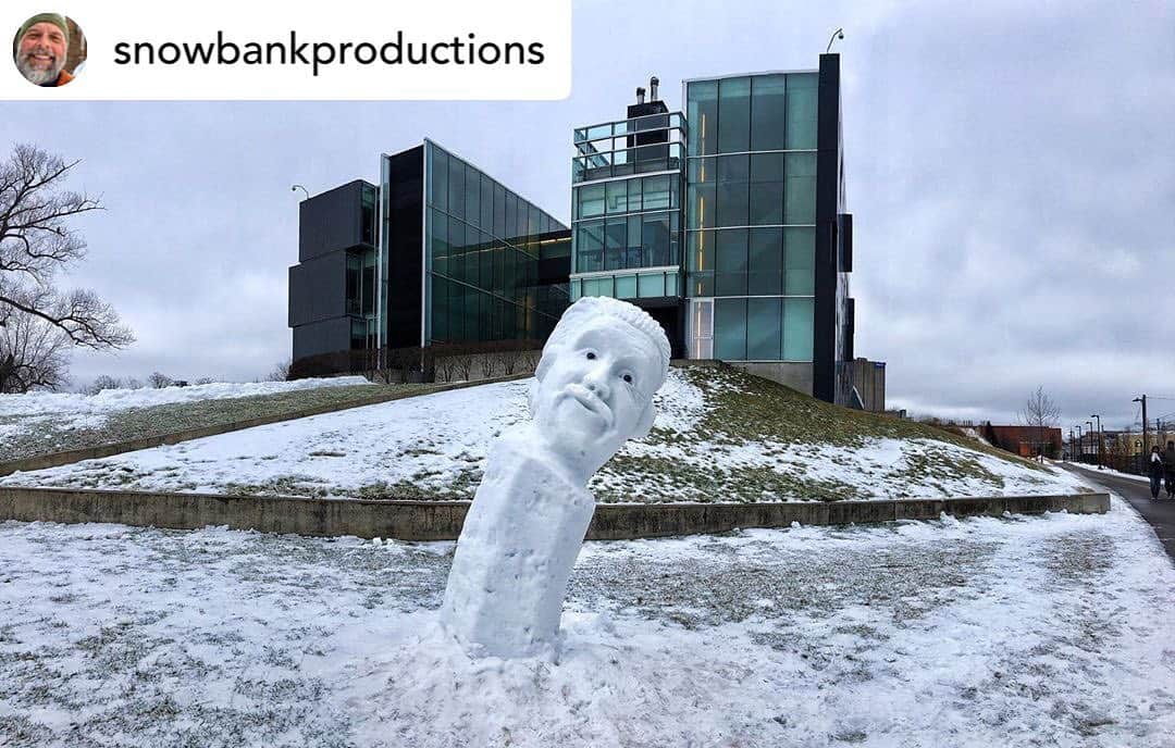 アルベルト・アインシュタインさんのインスタグラム写真 - (アルベルト・アインシュタインInstagram)「Wow! An Einstein snow statue! ❄️ ⛄️ Posted @withregram • @snowbankproductions Albert Einstein is holding up relatively well today beside @perimeterinstitute for Theoretical Physics in Waterloo. @alberteinstein #alberteinstein #snowsculpture」1月28日 23時07分 - alberteinstein