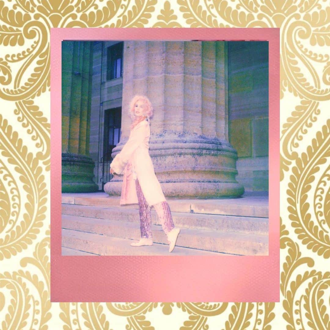 オードリー・キッチングのインスタグラム：「Midnight at the museum. @brunoroids」