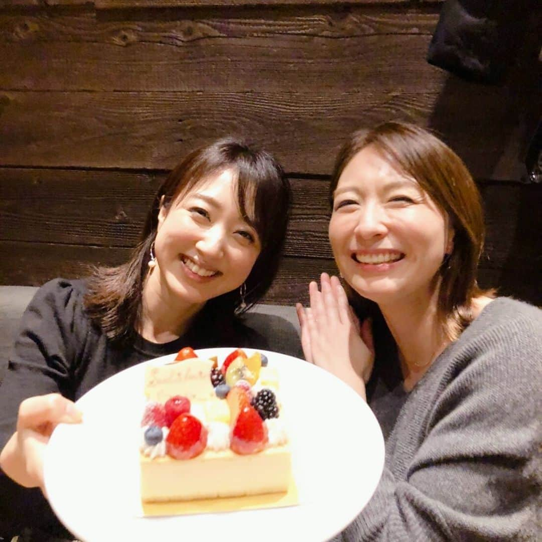 川田裕美さんのインスタグラム写真 - (川田裕美Instagram)「小椋久美子ちゃんと🎵 ケーキでお祝いしてくれるの2回目🎂 ありがとう💛 この日も天然さ大爆発で、大笑いしましたよ〜✨😆👍👍」1月28日 23時08分 - hiromikawata163