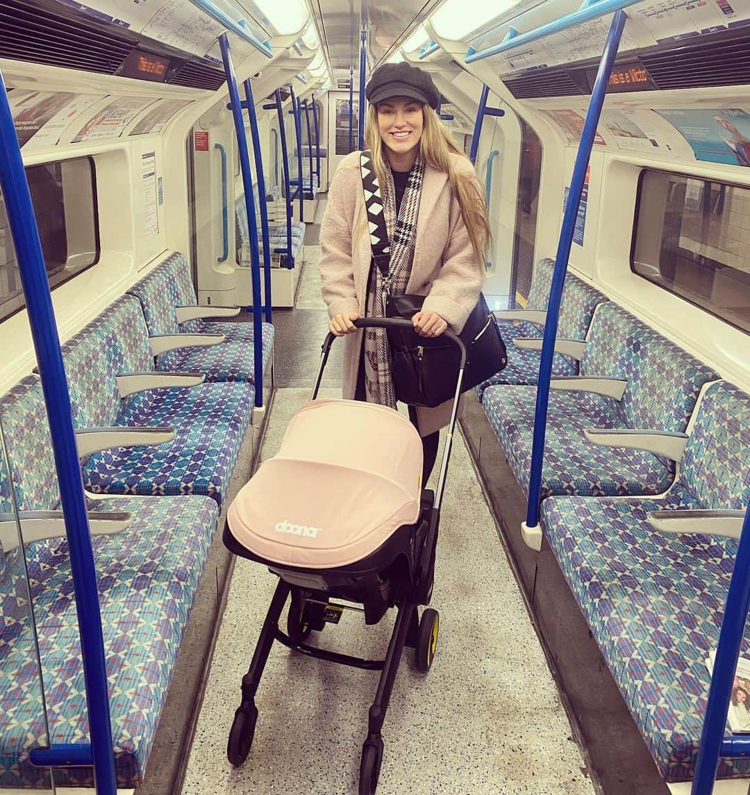 エイミー・ウィラートンさんのインスタグラム写真 - (エイミー・ウィラートンInstagram)「First #tube ride! 🇬🇧 👶✨ My changing is bag from the amazing @kerikitengland 💓」1月28日 23時19分 - missamywillerton