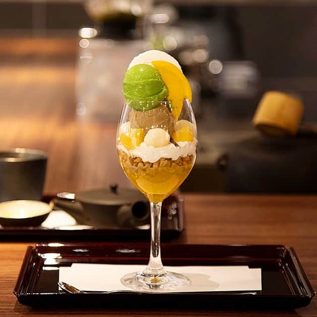 Hanako公式さんのインスタグラム写真 - (Hanako公式Instagram)「お茶のジェラートがポイントのパフェ🍊🌿﻿ ﻿ 〈伊藤園〉初めてのティーサロン〈ocha room ashita ITO EN〉ではお茶を新定義するフード、ドリンクが満載。併設の厨房で手作りするジェラートやオレンジゼリーを重ねた「ジャパニーズティーとオレンジのパフェ」お茶付きはほろ苦く爽やか🥄﻿ ﻿ 【Hanako_2020年最高のスイーツ！特集】﻿ #Hanako #Hanako_magazine #おすすめ店 #スイーツ #グルメ部 #食べ歩き #東京グルメ#カフェ巡り #スイーツ部 #台湾スイーツ #喫茶店 #プリン好き #チーズケーキ #instafood #foodstagram #パフェ #アイス部 #琥珀糖 #チョコ好き #パン好き #食べ歩き #バターサンド #バスクチーズケーキ #固いプリン #固めプリン #かたいプリン #お茶好き #ocharoomashitaITOEN #photoby_MarikoTosa﻿ ﻿ ﻿」1月28日 23時13分 - hanako_magazine