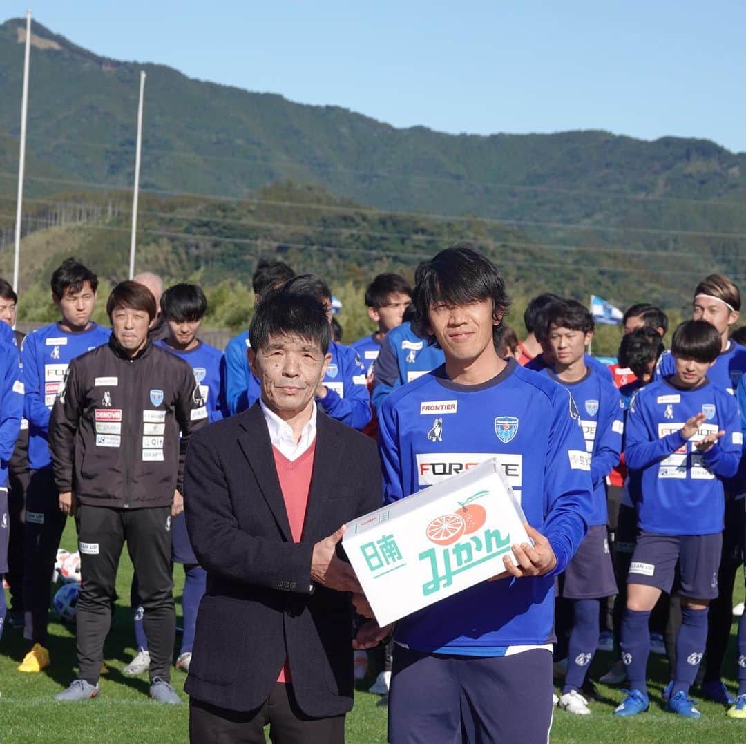 横浜FCさんのインスタグラム写真 - (横浜FCInstagram)「- 宮崎・日南キャンプ1日目。 園児たちの素晴らしい歌と沢山の差し入れ、そして温かい歓迎をありがとうございます！ 開幕に向けて、良い準備ができるよう日々取り組んで参ります。 - #YOKOHAMAFC #横浜FC #HAMABLUE #HAMAPRIDE #jleague #日南 #日南キャンプ」1月28日 23時17分 - yokohamafc_official