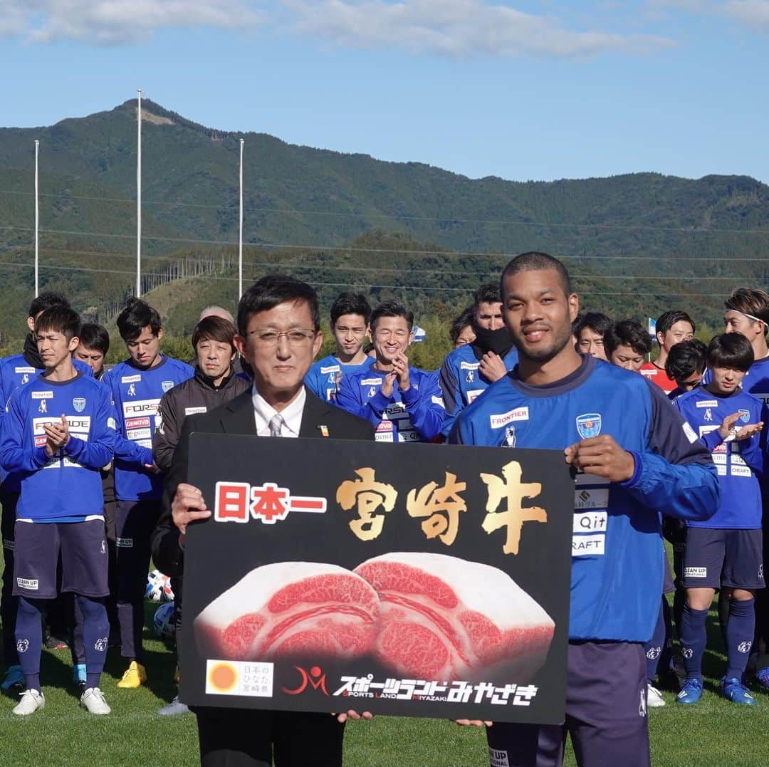 横浜FCさんのインスタグラム写真 - (横浜FCInstagram)「- 宮崎・日南キャンプ1日目。 園児たちの素晴らしい歌と沢山の差し入れ、そして温かい歓迎をありがとうございます！ 開幕に向けて、良い準備ができるよう日々取り組んで参ります。 - #YOKOHAMAFC #横浜FC #HAMABLUE #HAMAPRIDE #jleague #日南 #日南キャンプ」1月28日 23時17分 - yokohamafc_official