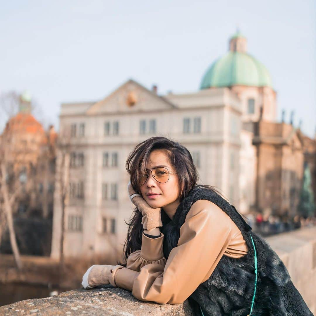 Raffi Ahmadさんのインスタグラム写真 - (Raffi AhmadInstagram)「Kece gak kacamata kita ? ❤️ Biar fotonya keren keren harus pake kacamata yang keren 😎 in love with Prague ⭐️😊」1月28日 23時20分 - raffinagita1717