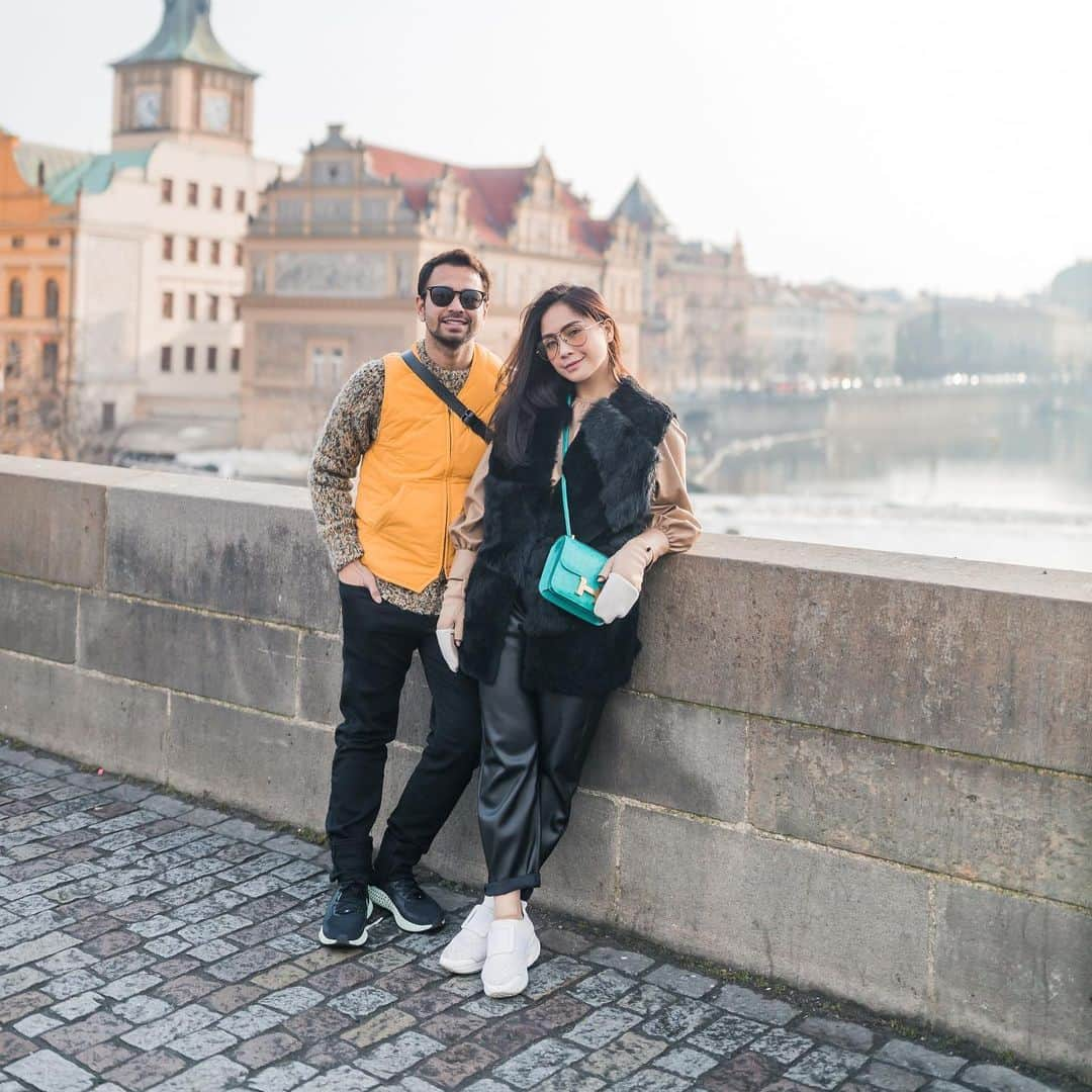 Raffi Ahmadさんのインスタグラム写真 - (Raffi AhmadInstagram)「Kece gak kacamata kita ? ❤️ Biar fotonya keren keren harus pake kacamata yang keren 😎 in love with Prague ⭐️😊」1月28日 23時20分 - raffinagita1717