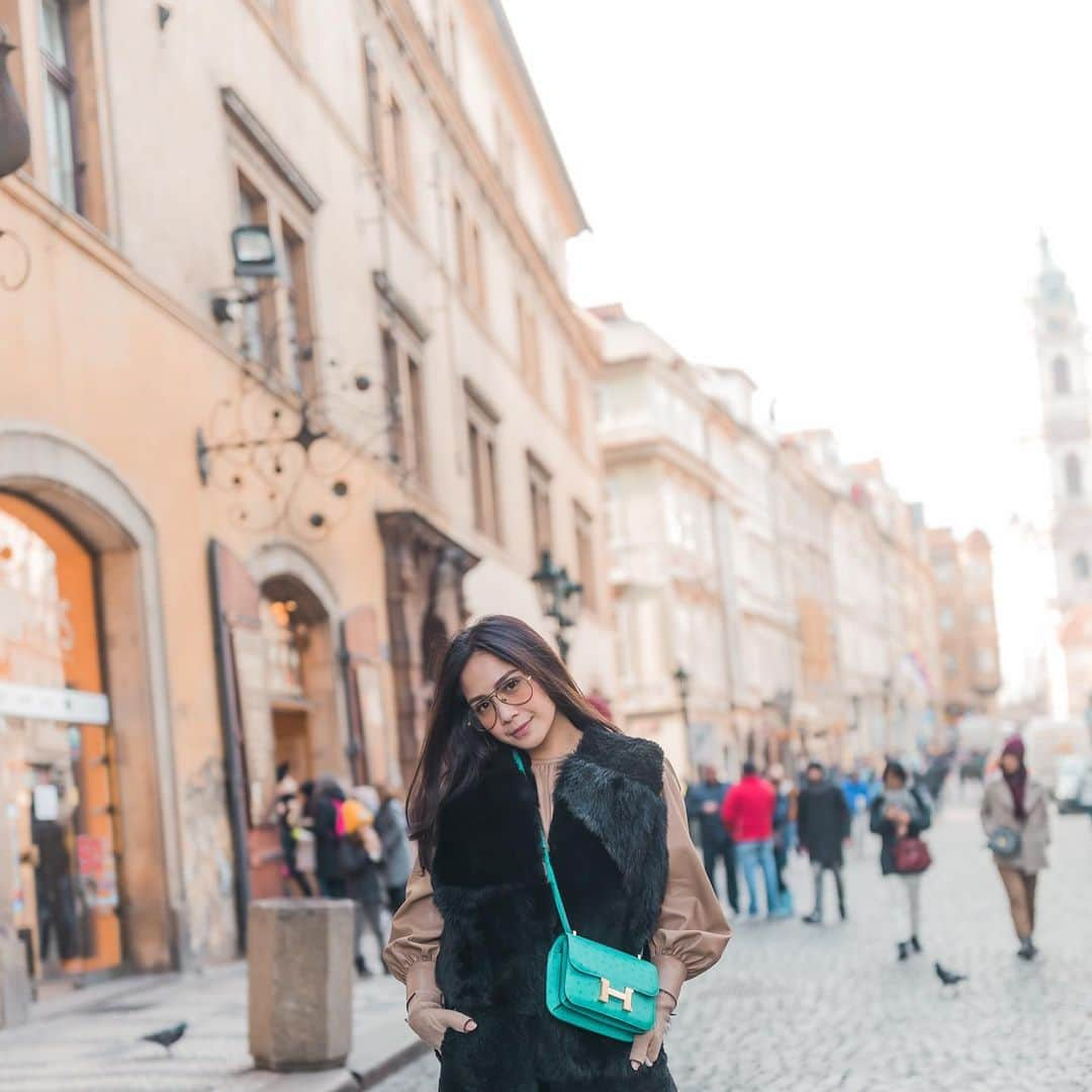 Raffi Ahmadさんのインスタグラム写真 - (Raffi AhmadInstagram)「Kece gak kacamata kita ? ❤️ Biar fotonya keren keren harus pake kacamata yang keren 😎 in love with Prague ⭐️😊」1月28日 23時20分 - raffinagita1717