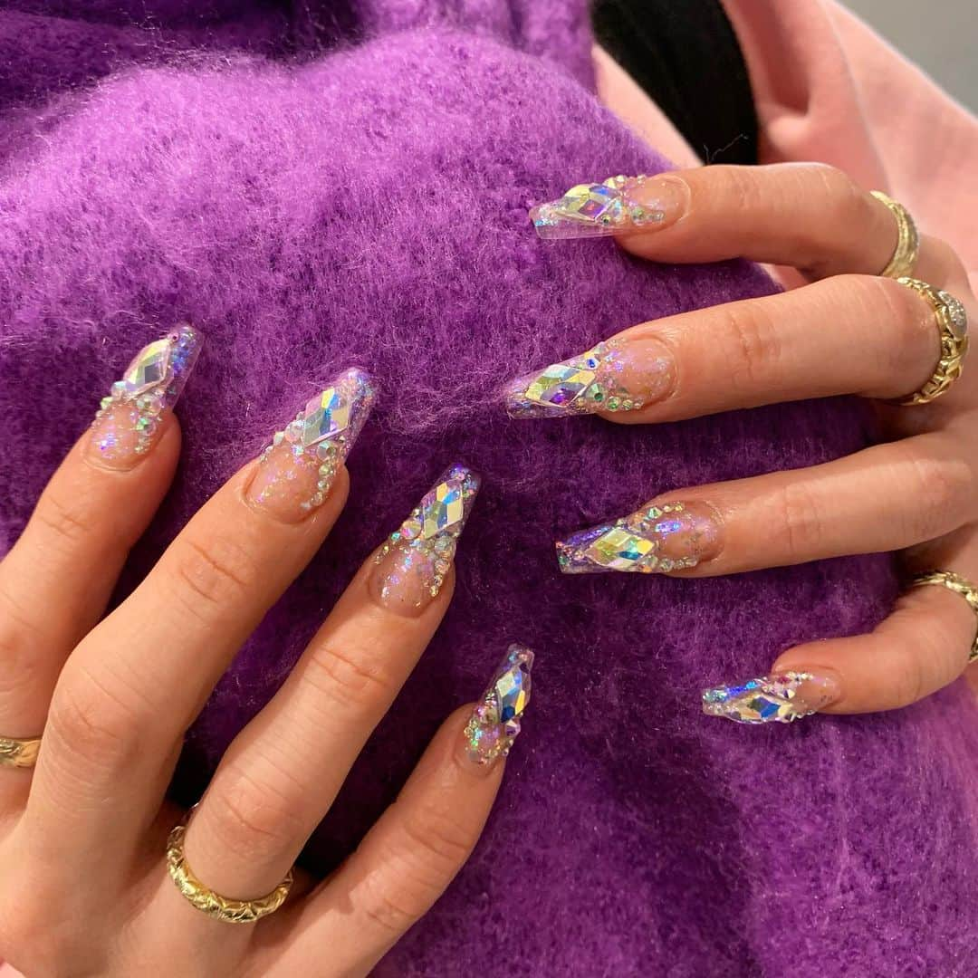 佐久間恵利さんのインスタグラム写真 - (佐久間恵利Instagram)「. aurora nail 💎💎 . . . 【スカルプつけ放題コース】 有料パーツ類　別途料金 . .  #ホロネイル#グリッターネイル#ラメ#グリッター#オーロラネイル#キラキラネイル#クリアネイル#galnail #blingbling #swarovski #mirrorball#glitternails #clearnails #glitter#winternail#crystalnail #nail#nails#nailistagram#instanail#like4like #japannail#beauty#渋谷#ネイル#ネイリスト#美甲#佐久間恵利#LUXBOX #LUXBOX渋谷店 @luxbox.group」1月28日 23時21分 - nailista_elix