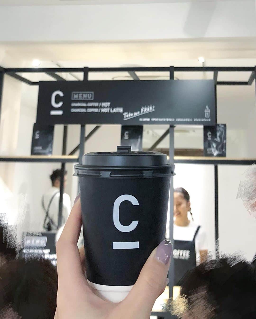 都築青空さんのインスタグラム写真 - (都築青空Instagram)「炭が入ったコーヒーで チャコールクレンズダイエットができる コーヒー『C COFFEE』が 1/28発売になることを記念した プレイベントへ☕️ @c_coffee_official . . 会場ではモデルのNikiさん＆田辺莉咲子さんが コーヒーを手渡ししてくださいました✌️💕 炭ってどんな味なんだろう？！って思ったけど、 飲みやすくて後味すっきりでした☕️ これで腸活できるなら楽ちん🎶 . .  #C_COFFEE #チャコールクレンズ #チャコールコーヒー #無理せずキレイ #炭 #コーヒー #美容 #Niki #田辺莉咲子 #ダイエット #チャコールコーヒーダイエット #デトックス #クレンズ #おしゃれ #PR #IDLMs. #CHARCOAL #COFFEE #DIET #頑張らない #チャコール #ファスティング #コーヒーのある暮らし #コーヒー好きな人と繋がりたい #おしゃれさんと繋がりたい」1月28日 23時23分 - aozora723