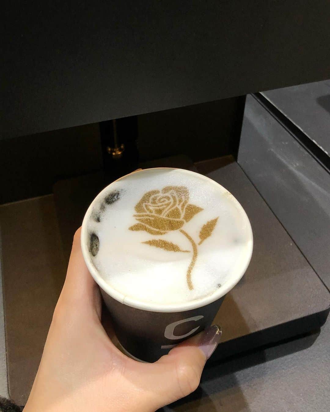 都築青空さんのインスタグラム写真 - (都築青空Instagram)「炭が入ったコーヒーで チャコールクレンズダイエットができる コーヒー『C COFFEE』が 1/28発売になることを記念した プレイベントへ☕️ @c_coffee_official . . 会場ではモデルのNikiさん＆田辺莉咲子さんが コーヒーを手渡ししてくださいました✌️💕 炭ってどんな味なんだろう？！って思ったけど、 飲みやすくて後味すっきりでした☕️ これで腸活できるなら楽ちん🎶 . .  #C_COFFEE #チャコールクレンズ #チャコールコーヒー #無理せずキレイ #炭 #コーヒー #美容 #Niki #田辺莉咲子 #ダイエット #チャコールコーヒーダイエット #デトックス #クレンズ #おしゃれ #PR #IDLMs. #CHARCOAL #COFFEE #DIET #頑張らない #チャコール #ファスティング #コーヒーのある暮らし #コーヒー好きな人と繋がりたい #おしゃれさんと繋がりたい」1月28日 23時23分 - aozora723