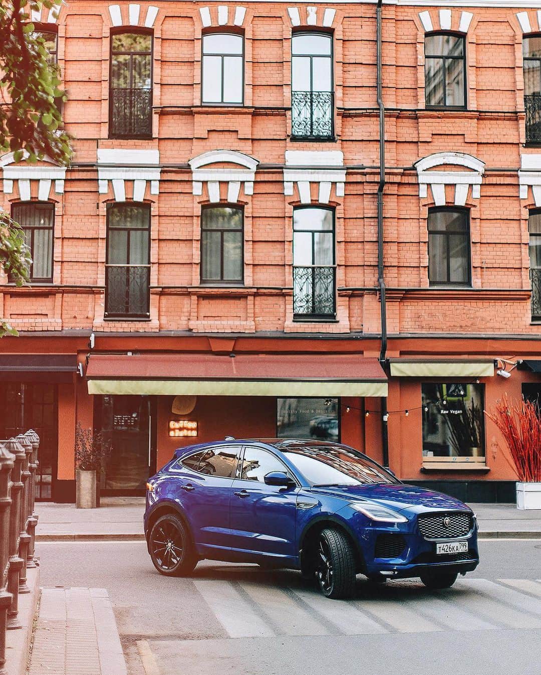 Jaguarさんのインスタグラム写真 - (JaguarInstagram)「City slicker. 📷: @Yaroslav_Shuraev.  #Jaguar #EPACE #AWD #Premium #Luxury #Compact #Performance #SUV #InstaCar #CarsofInstagram #Moscow #Russia #Regram」1月28日 23時26分 - jaguar