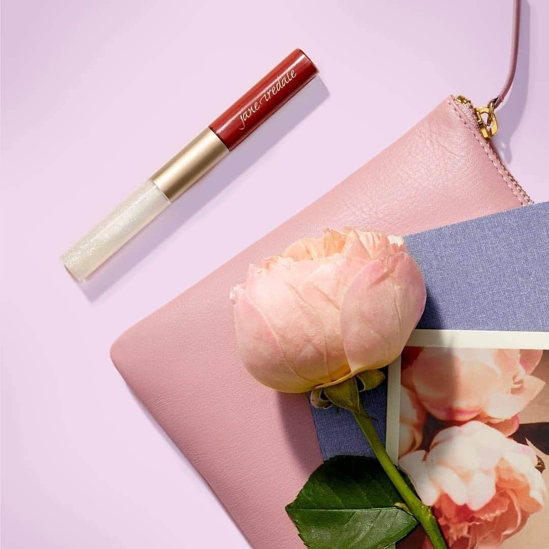 ジェーン・アイルデールのインスタグラム：「1本でリップステイとリップグロスの2役のスティックは魅力的なカラー💄﻿ ﻿ 長持ちするロングラスティングタイプながら唇が荒れない低刺激な処方は、ジェーンならでは😉❤️」