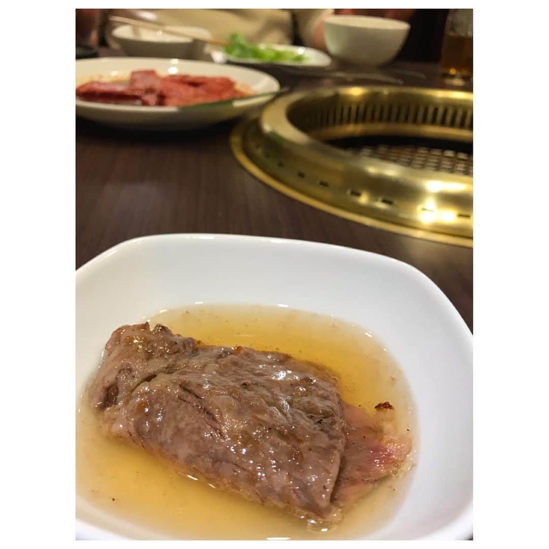 去来川奈央さんのインスタグラム写真 - (去来川奈央Instagram)「. 木本さんが 焼肉連れてきてくださった〜☺️💕 しかも木本さん自ら焼いてくださってる🤣👏 黄金色のお出汁でいただく天壇の焼肉✨✨ これこれ〜👏💡 ずっと食べてみたくて、おいしさに感動🥺✨ マネージャーさん達と💕 楽しくて、しあわせ噛み締めながらの時間でした。 . #木本武宏 さん #tko木本　さん #Nマネージャー #Kマネージャー 🍋 #焼肉天壇 #天壇  美味しかった…」1月28日 23時30分 - nao.isagawa