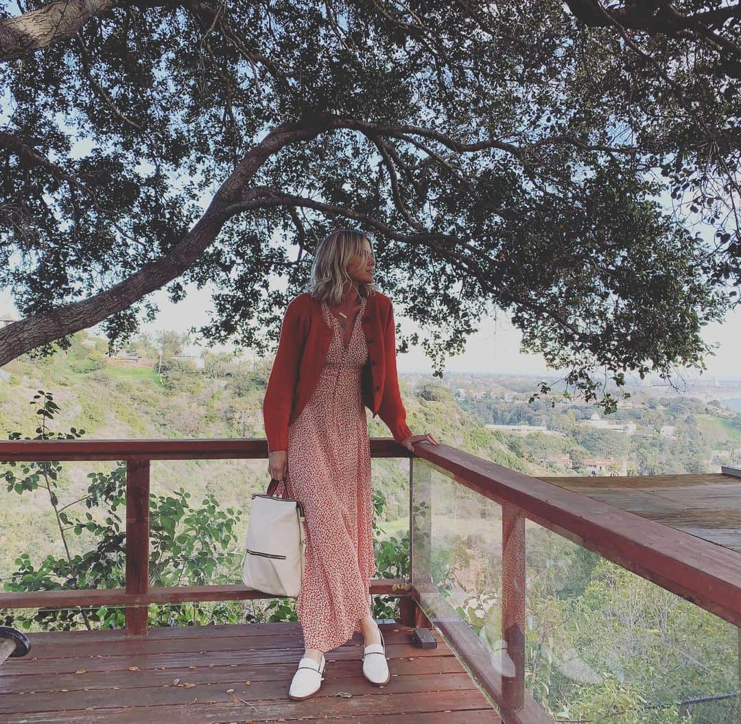 サラ・ライトさんのインスタグラム写真 - (サラ・ライトInstagram)「Valentine prep ❤️ @shopdoen spring 2020 is here!! And so is this gorgeous red laurel dress. Photo shot by my lil guy Wyatt. 💫💫💫」1月28日 23時31分 - swrightolsen