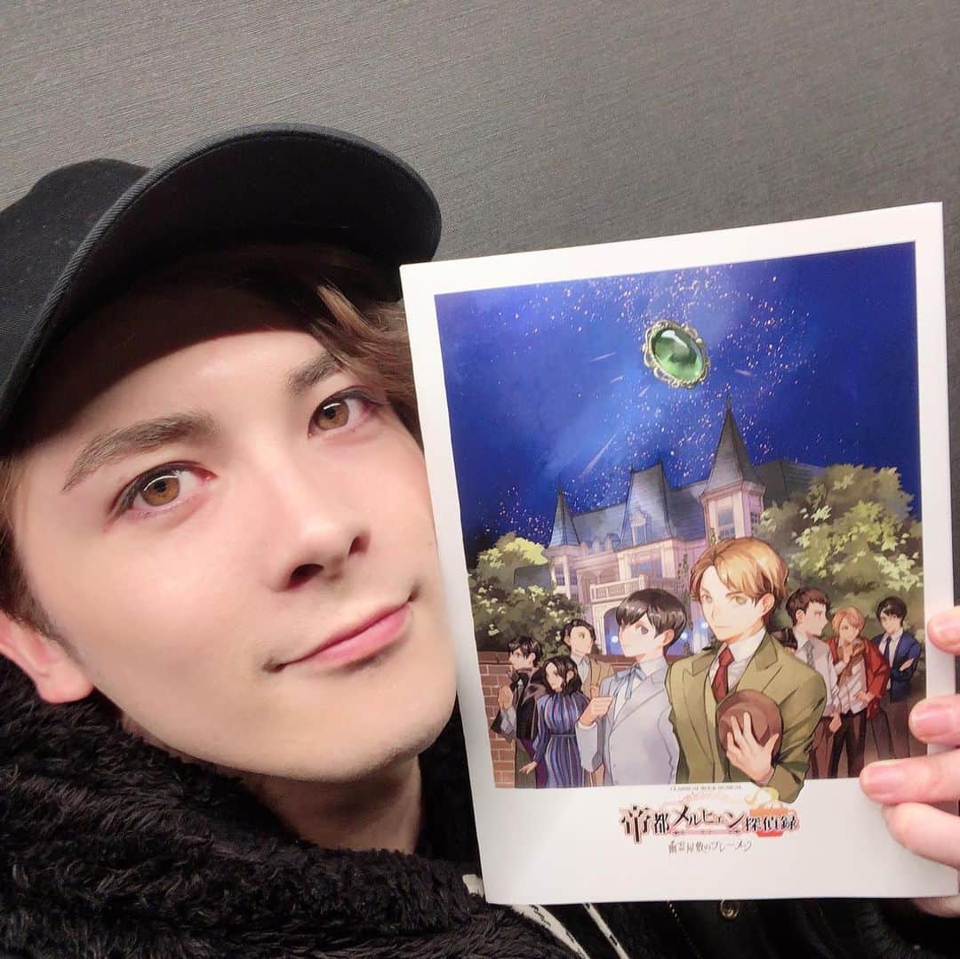 冨森ジャスティンのインスタグラム：「そして！ 素敵な製本版の台本ができましたー！ さらにチケットもこんな感じになっおります！ さらにさらに！！ なんと原作の小説は、作者の黒崎リクさんのサイン入りなんです！ こちらも、ぜひ手に取っていただけたらありがたいです✨ #帝都メルヒェン探偵録」