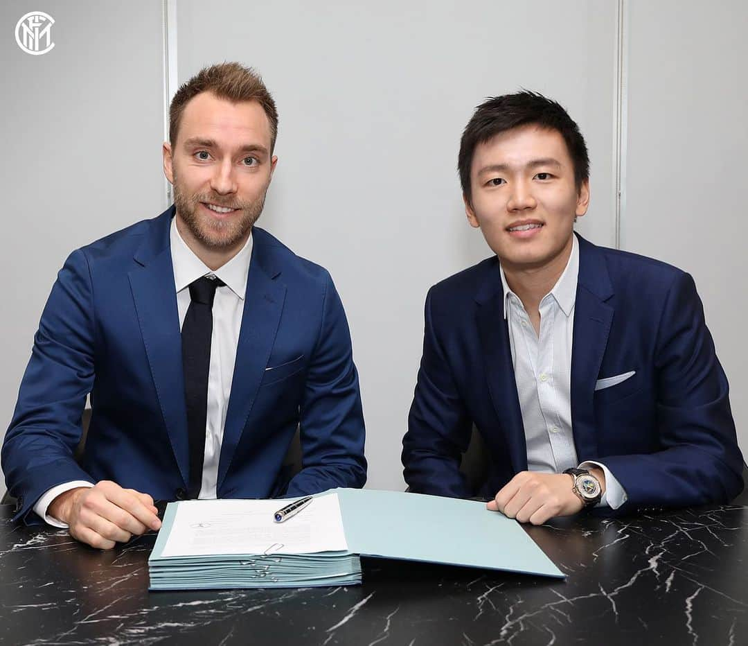 インテルナツィオナーレ・ミラノさんのインスタグラム写真 - (インテルナツィオナーレ・ミラノInstagram)「SEALING THE DEAL ✍🏼⚫️🔵 @chriseriksen8 @stevenzhang91 #WelcomeChristian #NotForEveryone #Inter #ForzaInter #Eriksen #Football」1月28日 23時31分 - inter