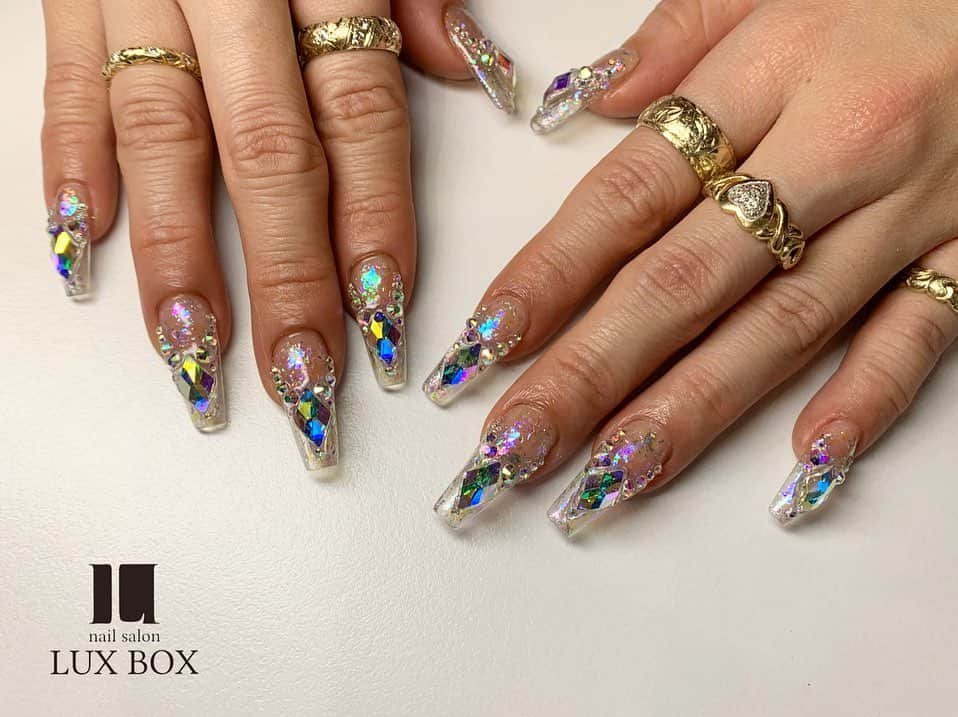 佐久間恵利さんのインスタグラム写真 - (佐久間恵利Instagram)「. aurora nail 💎💎 . . . 【スカルプつけ放題コース】 有料パーツ類　別途料金 . .  #ホロネイル#グリッターネイル#ラメ#グリッター#オーロラネイル#キラキラネイル#クリアネイル#galnail #blingbling #swarovski #mirrorball#glitternails #clearnails #glitter#winternail#crystalnail #nail#nails#nailistagram#instanail#like4like #japannail#beauty#渋谷#ネイル#ネイリスト#美甲#佐久間恵利#LUXBOX #LUXBOX渋谷店 @luxbox.group」1月28日 23時34分 - nailista_elix