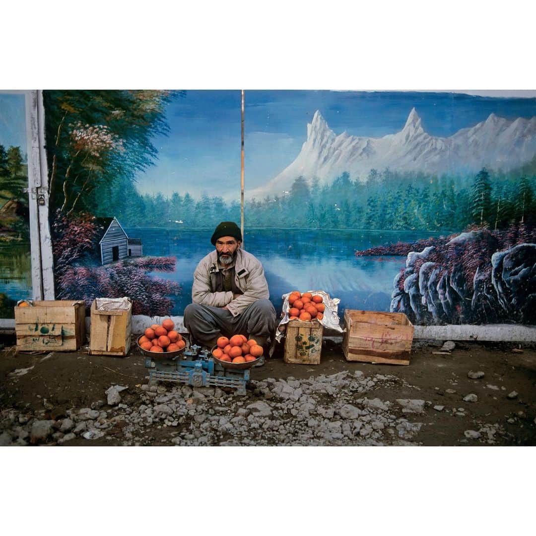 スティーブ・マカリーさんのインスタグラム写真 - (スティーブ・マカリーInstagram)「Fruit vendor, #Kabul, #Afghanistan, 2003.  #SteveMcCurry #SteveMcCurryAfghanistan」1月28日 23時43分 - stevemccurryofficial