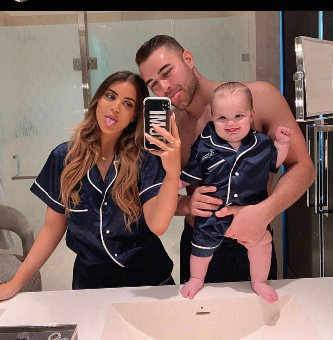 のインスタグラム：「Family Goals ❤️ who love it ? 💕  Tag someone who would love this 😍 . . . . .  #familygoals #family #love #familytime #familyfirst #familyphotography #baby #christmas #momlife #familyfun #familylife #kids #babyboy #couplegoals #happy #motherhood #instagood #goals #photooftheday #babygirl #photography #familylove #happyfamily #instagram #relationshipgoals #travel #cute #blessed #picoftheday #bhfyp」