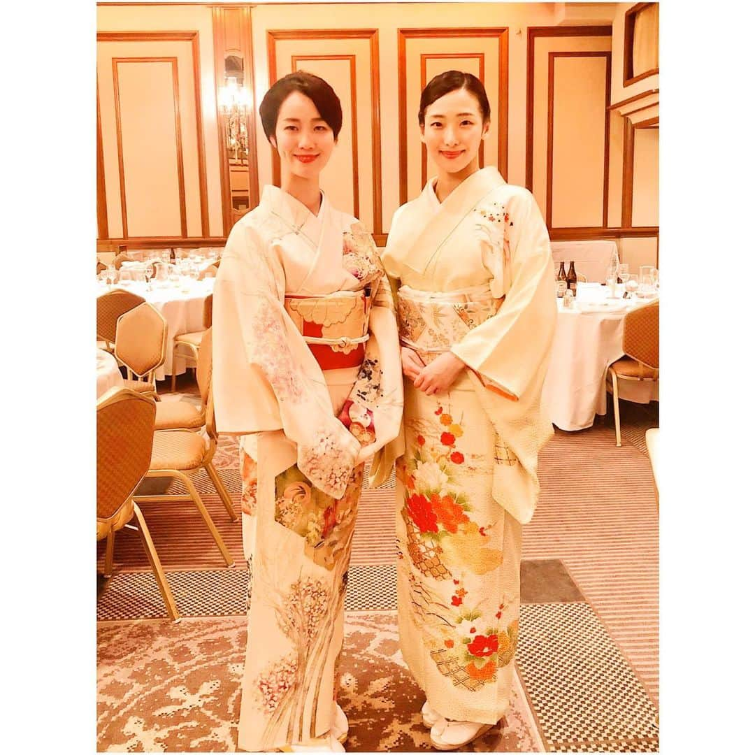 花柳まり草さんのインスタグラム写真 - (花柳まり草Instagram)「2020.1.28 【花柳流新年会】 同期の蘭乃はなちゃん💖  昨年末にお名取さんになられて、花柳蘭乃さんに✨  同期の桃花ひなちゃん（花柳楽ひなみ）は今日は欠席だったのですが、また三人で集まりたいなぁと思いました😆❤️ こうして同期との絆がずっと繋がっていて、共に芸道に励めるのがとても嬉しいです。  #花柳流 #新年会  #日本舞踊家 #日本舞踊  #日本舞踊協会 #舞台 #芸術 #習い事 #踊り  #着物 #kimono #宝塚 #宝塚歌劇団 #宝塚og #蘭乃はな ちゃん #花柳まり草 #me  #art #art_of_japan #dance #japanesedance #japanesedancer #kimono #fashion #takarazuka #love #marikusahanayagi」1月28日 23時46分 - marikusa.hanayagi