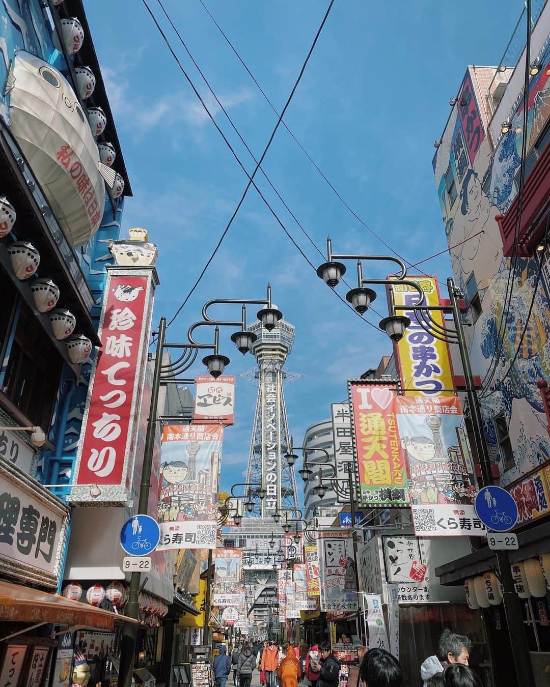 Alysa Ichikiさんのインスタグラム写真 - (Alysa IchikiInstagram)「初の大阪観光🚀 万博公園にお好み焼き、串カツにコリアンタウンからの通天閣、と ザ・なのが最高に楽しくてたまらなかった！！ 太陽の塔は思っていた10000倍のわくわくのパワーを感じてみなぎって 約半世紀ぶりに再開された内部の公開、物語る歴史も感じれて なのに「新しい！」の感動もいっぱい感じれて。 岡本太郎さんにとても会いたくなった🌞 . 何食べても本場もんはやっぱり美味しいね、 おパック大好き人間なのでコリアンタウンでパケ買い炸裂🌈 お勧めしてもらったカフェのカフェラテもプリンも美味しすぎて大大大大大満足🍮💮 エスカレーターの右側ルールは最後までおっとっととなってしまって悔しい… まるっと親友家族にお世話になりっぱなしでしたありがとうございました😌 まだ行きたい所とまた行きたいところがあるので 必ずやリベンジするぞ✊🏻 . . #万博公園#太陽の塔#岡本太郎#岡本太郎記念館は川崎にあるらしい#行かねば#ねぎ焼きやまもと#今日は空いてるよと言われ向かえば大行列#これが関西人ジョークなのか#串カツはお菓子#motocoffee#カフェラテが日に日に好きになってゆく#コリアンタウン#パックは奥のお店の方が安いからおすすめ#通天閣#もはや太陽の塔に見えてきてしまった通天閣#ほら#似てるでしょ」1月28日 23時57分 - alysa_i