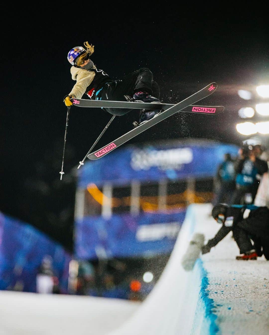 レッドブルさんのインスタグラム写真 - (レッドブルInstagram)「@xgames APPRECIATION POST: 🥇🥇@kellysildaru ~ Ski Superpipe & Ski Slopestyle 🥇@zebpowelll ~ SB Knuckle Huck 🥇@tessledeux ~ Ski Big Air 🥇@qcastellet ~ SB Super Pipe 🔥@markmcmorris ~ made history with his 18th career X-Games medal! . CONGRATS TO THESE LEGENDS 👏 📸: @petermorning & @christianpondella #redbull #givesyouwings #xgames #ski #snowboard #snow」1月29日 0時20分 - redbull