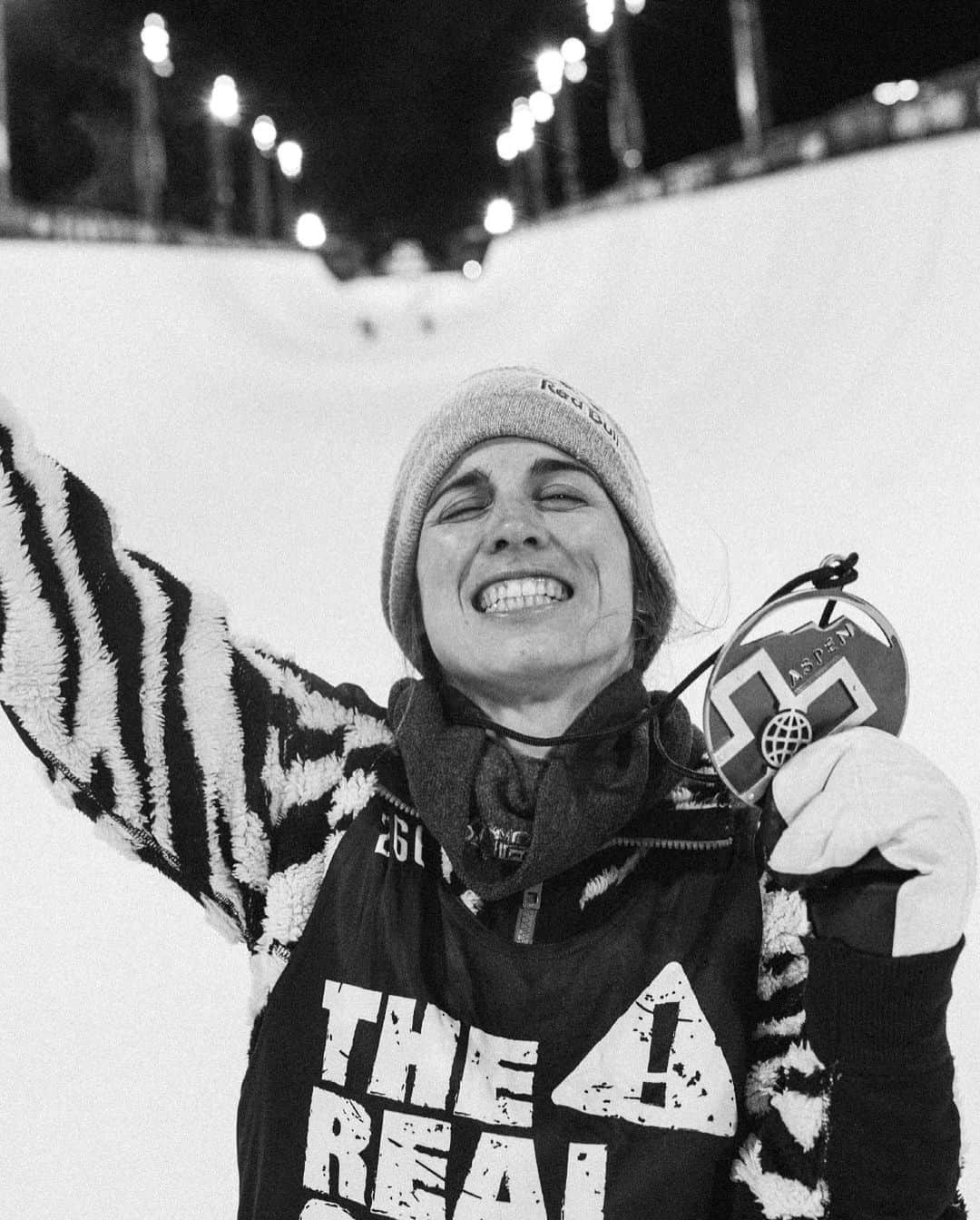 レッドブルさんのインスタグラム写真 - (レッドブルInstagram)「@xgames APPRECIATION POST: 🥇🥇@kellysildaru ~ Ski Superpipe & Ski Slopestyle 🥇@zebpowelll ~ SB Knuckle Huck 🥇@tessledeux ~ Ski Big Air 🥇@qcastellet ~ SB Super Pipe 🔥@markmcmorris ~ made history with his 18th career X-Games medal! . CONGRATS TO THESE LEGENDS 👏 📸: @petermorning & @christianpondella #redbull #givesyouwings #xgames #ski #snowboard #snow」1月29日 0時20分 - redbull