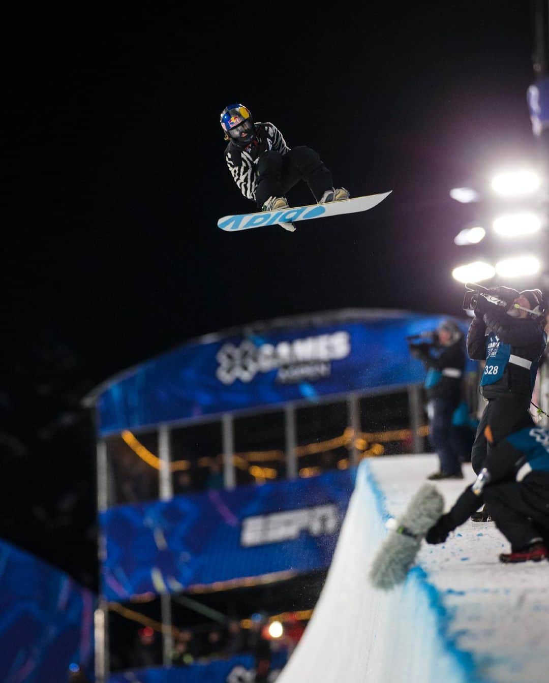 レッドブルさんのインスタグラム写真 - (レッドブルInstagram)「@xgames APPRECIATION POST: 🥇🥇@kellysildaru ~ Ski Superpipe & Ski Slopestyle 🥇@zebpowelll ~ SB Knuckle Huck 🥇@tessledeux ~ Ski Big Air 🥇@qcastellet ~ SB Super Pipe 🔥@markmcmorris ~ made history with his 18th career X-Games medal! . CONGRATS TO THESE LEGENDS 👏 📸: @petermorning & @christianpondella #redbull #givesyouwings #xgames #ski #snowboard #snow」1月29日 0時20分 - redbull