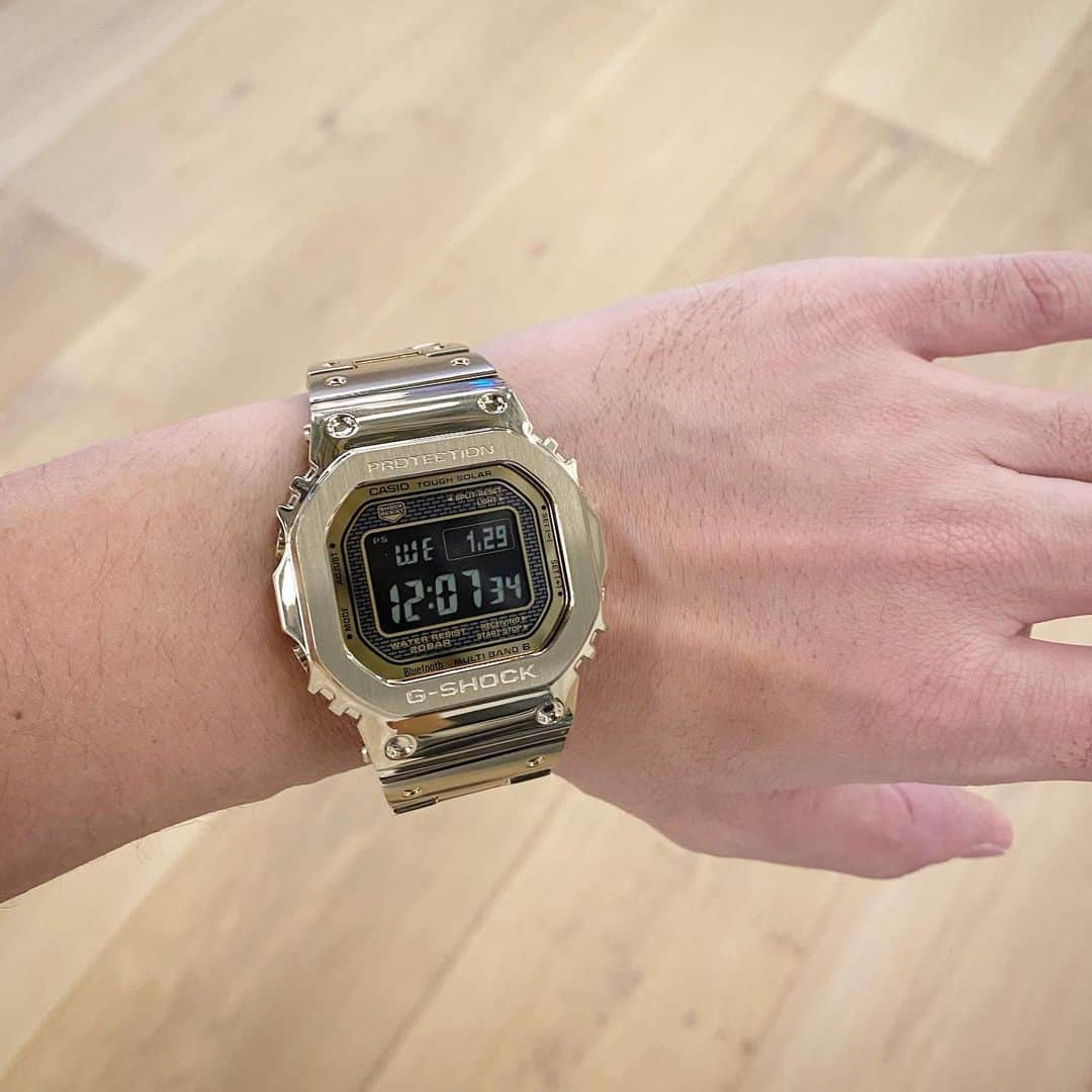 光本勇介のインスタグラム：「G-Shockを中学生ぶりに買った。金色。めちゃ重い。」