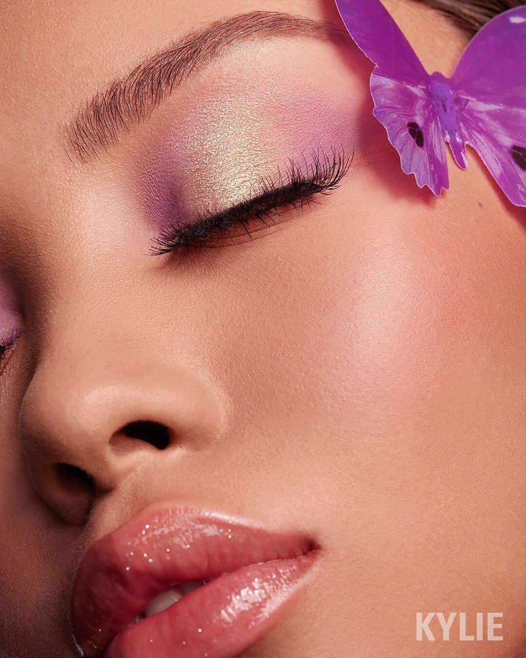 Kylie Cosmeticsさんのインスタグラム写真 - (Kylie CosmeticsInstagram)「stormi collection 💕 “baby girl” and “stormi world” from the mini stormi palette on the eyes, stormaloo mini high gloss and flutter in love blush 🦋 2.1 9am pst!」1月29日 0時15分 - kyliecosmetics