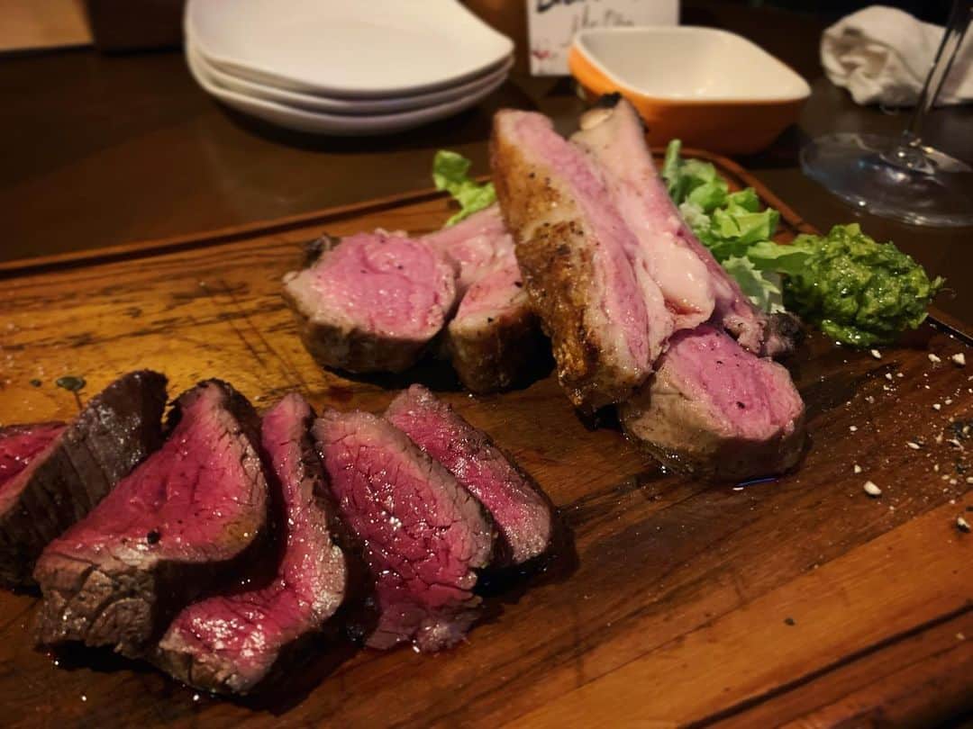 三倉茉奈さんのインスタグラム写真 - (三倉茉奈Instagram)「美味しいお肉やお魚、パスタにワイン。友達と近況報告大会。良い時間でした。お互い話したいこと聞きたいことが沢山。 ラグーソースのパスタ美味しかったなぁ。 #dinner #friend」1月29日 0時29分 - mana_mikura_official