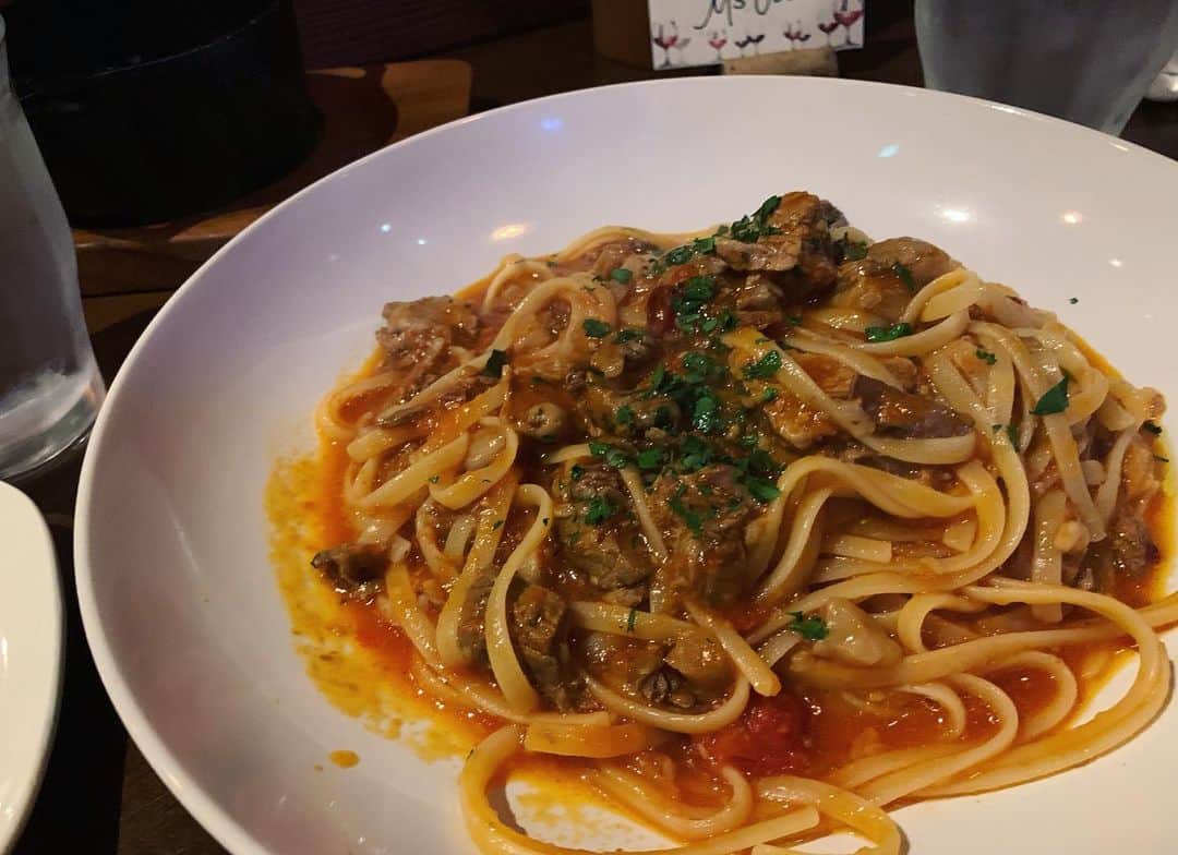 三倉茉奈さんのインスタグラム写真 - (三倉茉奈Instagram)「美味しいお肉やお魚、パスタにワイン。友達と近況報告大会。良い時間でした。お互い話したいこと聞きたいことが沢山。 ラグーソースのパスタ美味しかったなぁ。 #dinner #friend」1月29日 0時29分 - mana_mikura_official