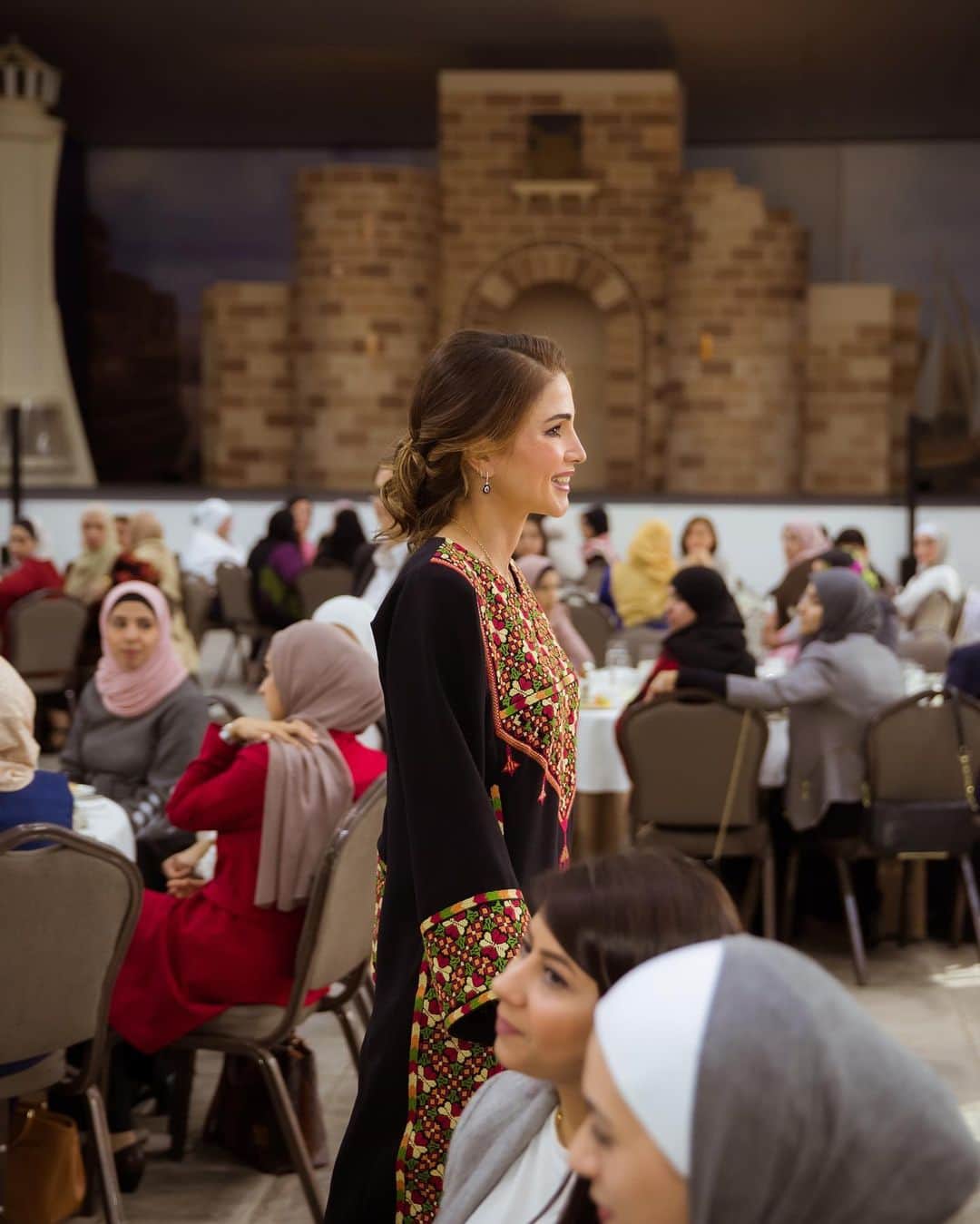 ラーニア（ヨルダン王妃）さんのインスタグラム写真 - (ラーニア（ヨルダン王妃）Instagram)「في العقبة الجميلة اليوم مع مجموعة من سيدات المحافظة النشميات #الأردن #حب_الأردن  With a group of wonderful women in Aqaba today #Jordan #LoveJO」1月29日 0時29分 - queenrania