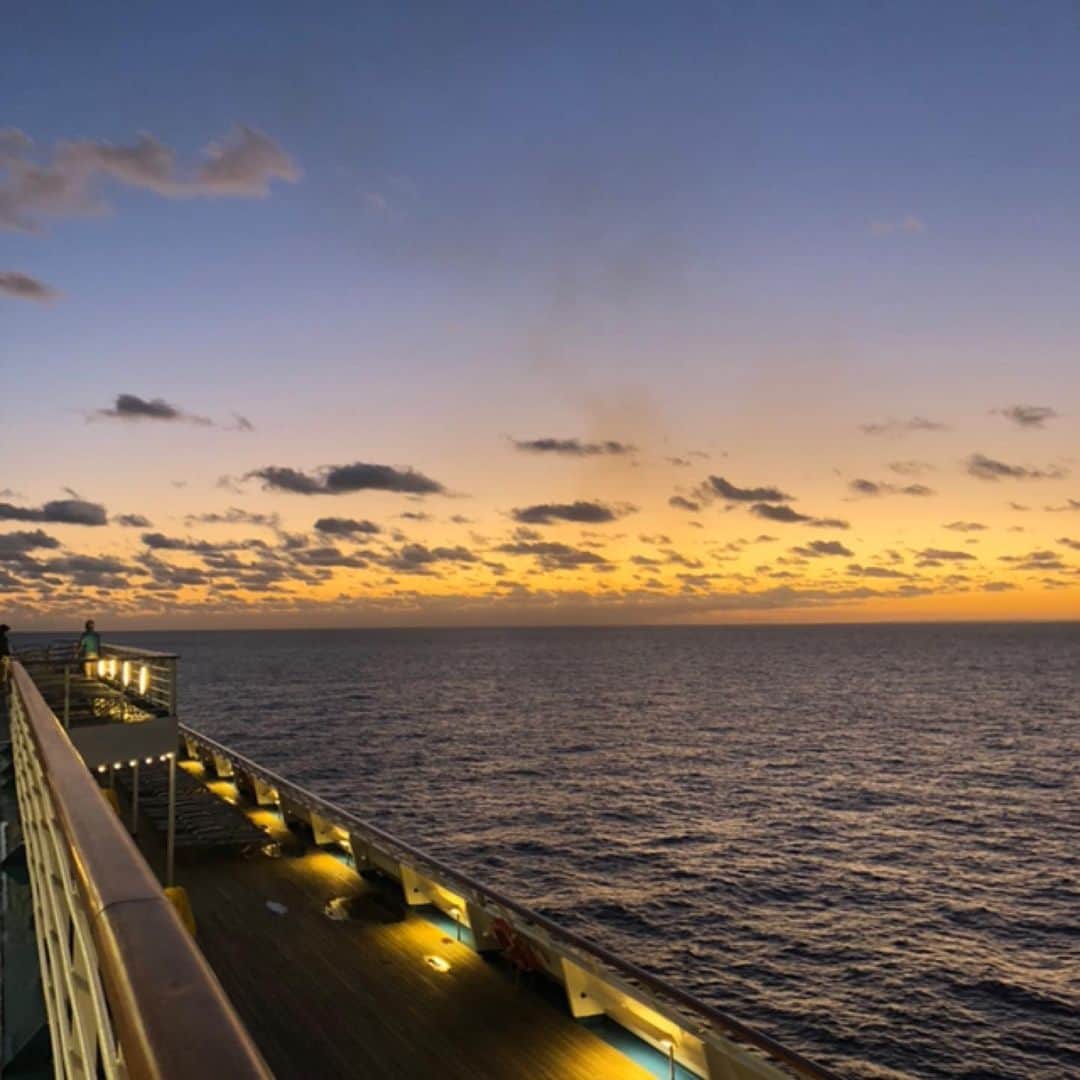 山田優依さんのインスタグラム写真 - (山田優依Instagram)「Cruise Sunrise . 早起きしてでも、毎日でも見たくなる 海から昇る日の出☀️ . デッキでコーヒー飲みながら日の出日の入りを見たり 読書したりうたた寝したり、仕事したり、 クルーズは本当に非日常を味わえる最高に贅沢な旅🥺✨ . #CaribbeanSea #Cruise #CaribbeanCruise #carnivalconquest」1月29日 0時30分 - yui_gourmetwalker