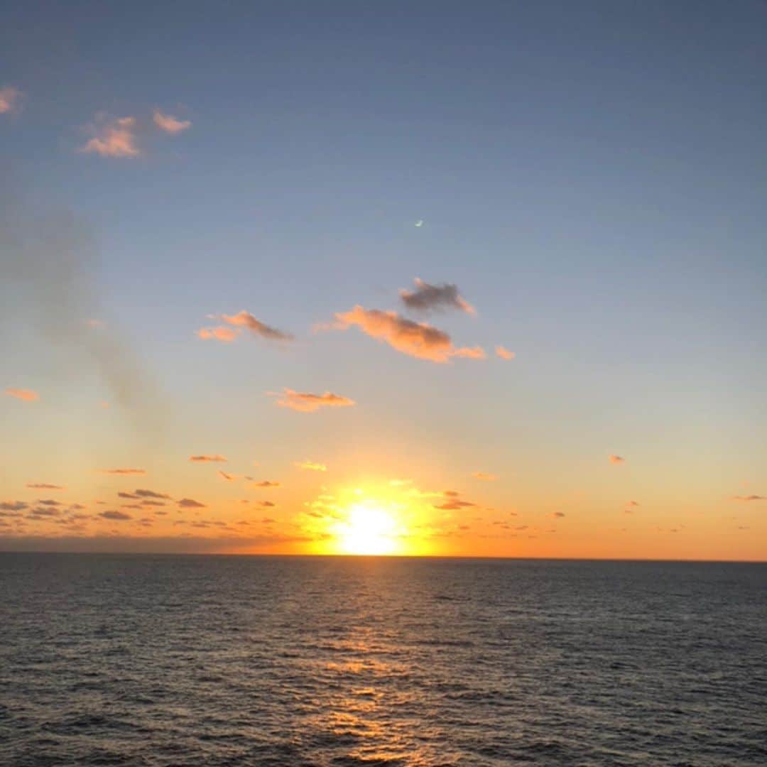 山田優依さんのインスタグラム写真 - (山田優依Instagram)「Cruise Sunrise . 早起きしてでも、毎日でも見たくなる 海から昇る日の出☀️ . デッキでコーヒー飲みながら日の出日の入りを見たり 読書したりうたた寝したり、仕事したり、 クルーズは本当に非日常を味わえる最高に贅沢な旅🥺✨ . #CaribbeanSea #Cruise #CaribbeanCruise #carnivalconquest」1月29日 0時30分 - yui_gourmetwalker