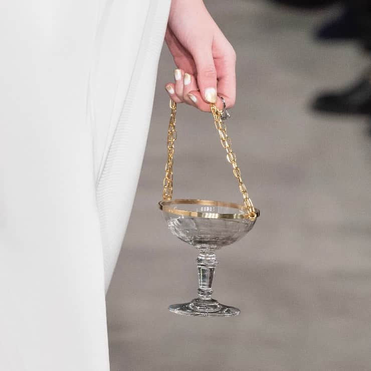 アレクシマビーユのインスタグラム：「My It bag @alexismabille #hautecouture hands beauty @manucurist champain bag #bubblesbag #champainbag #champainglass #cristal #gold #orfevrerie #itbag #seasonmusthave #vavavoom #attitude #cestlavie #pouledeluxe #alexismabillehautecouture #alexismabille」